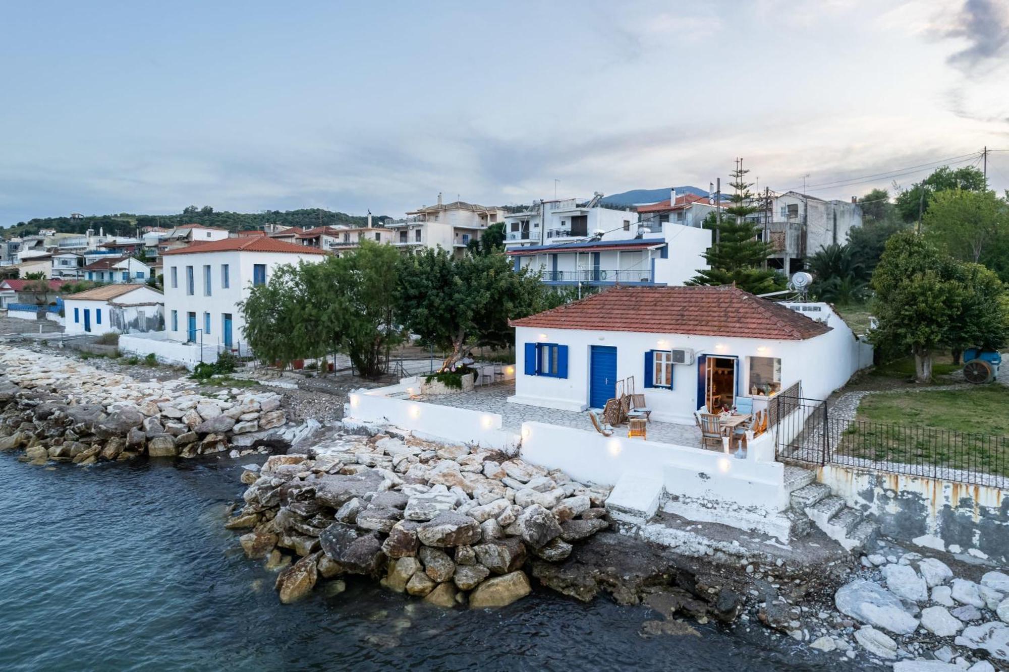 Evi's Seafront Hideaway - Cozy Nest Petalidi