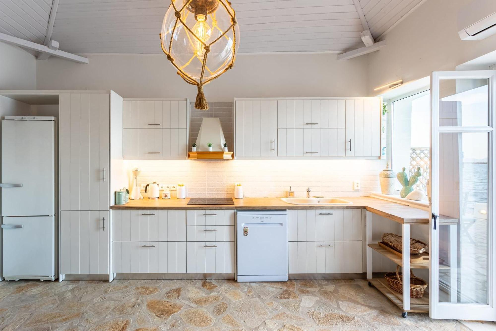 Evi's Seafront Hideaway - Cozy Nest Apartment Petalidi