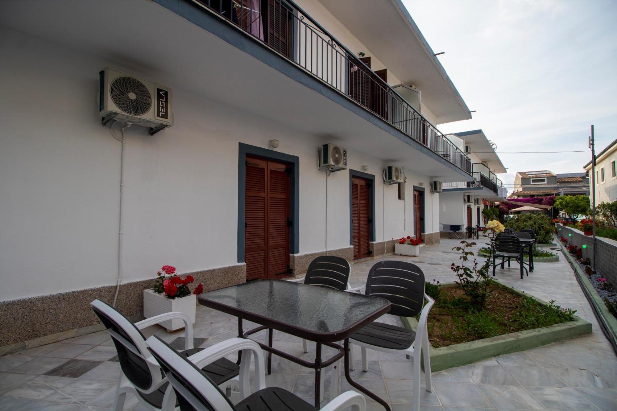Harry's Bar & 1 Aparthotel 2*