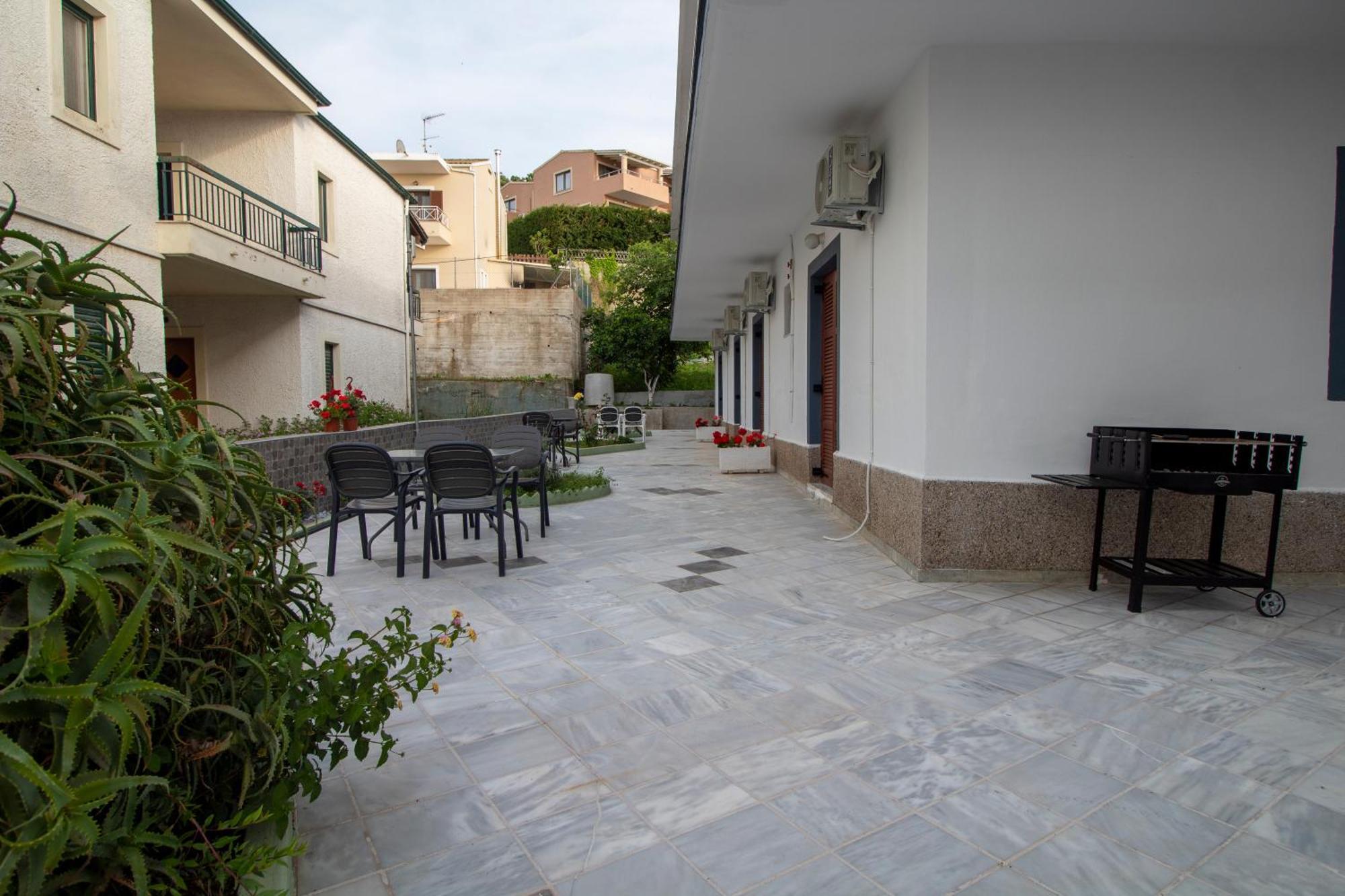 Harry's Bar & 1 Aparthotel Acharavi (Corfu)