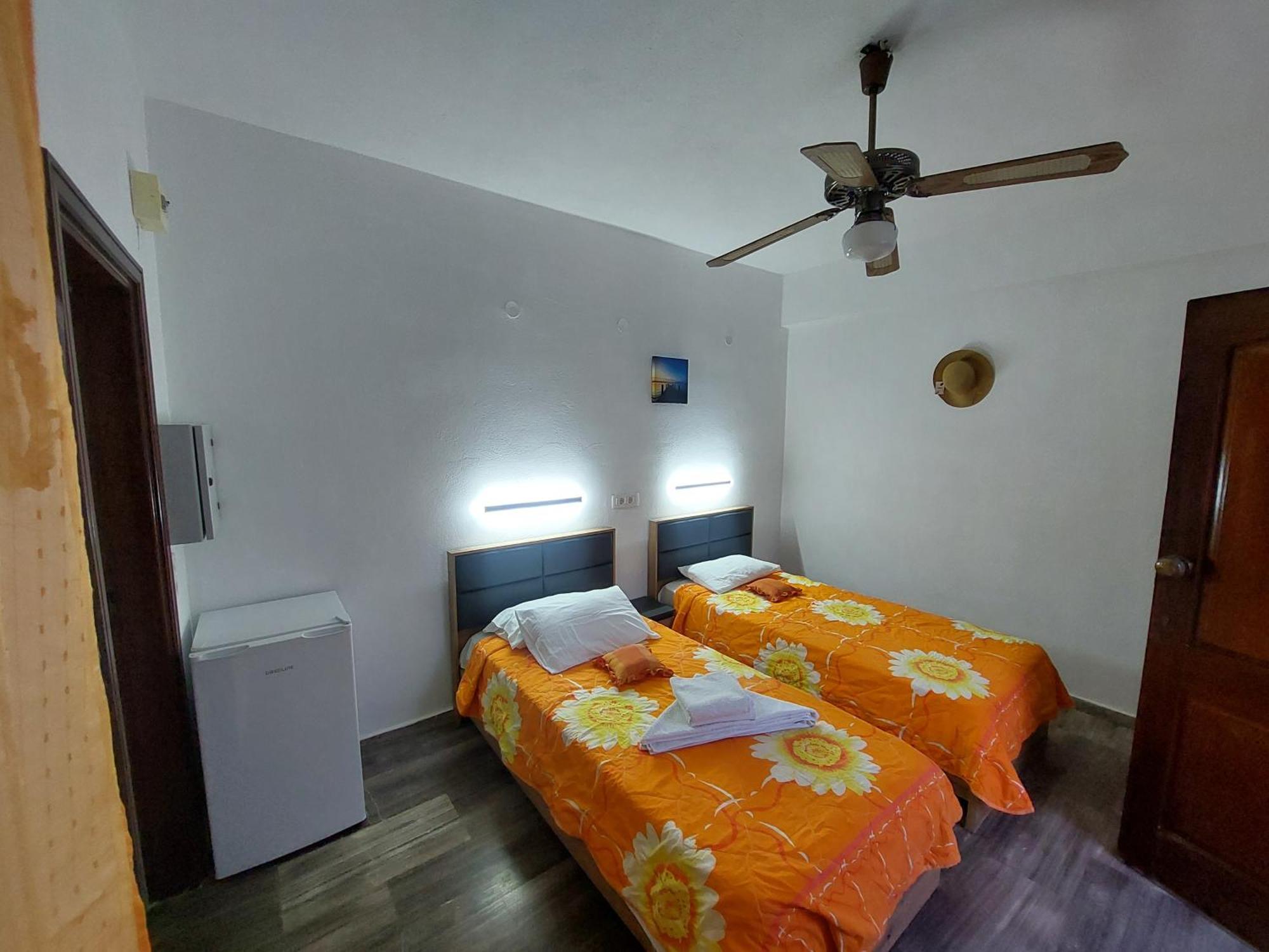 Evelina Pension: Diverse Near Black Guest house