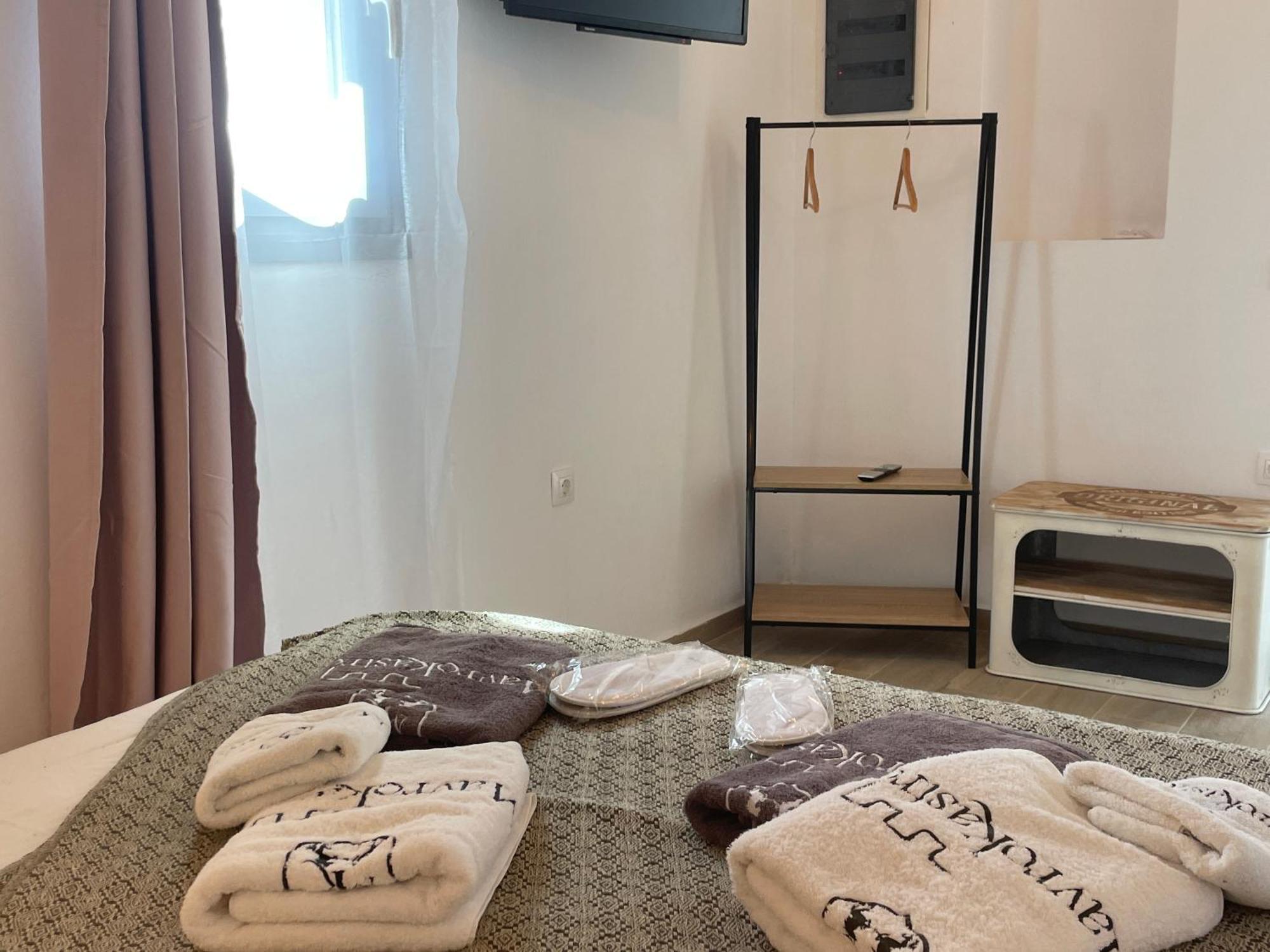 Mavrokastro * Adamantas (Milos)