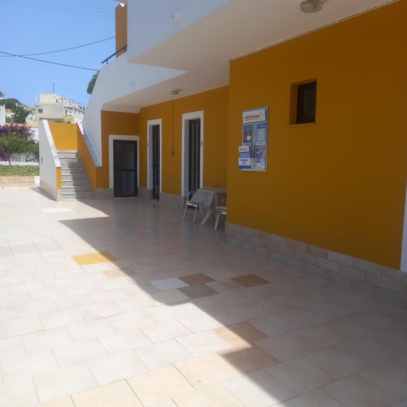 Manolis Aparthotel 2*