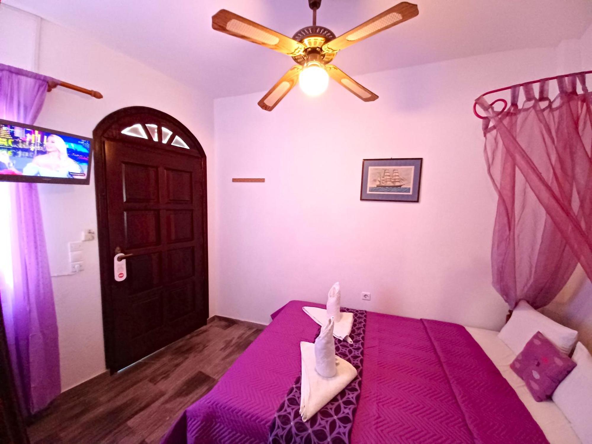 Evelina Pension: Diverse Near Black Perissa (Santorini)