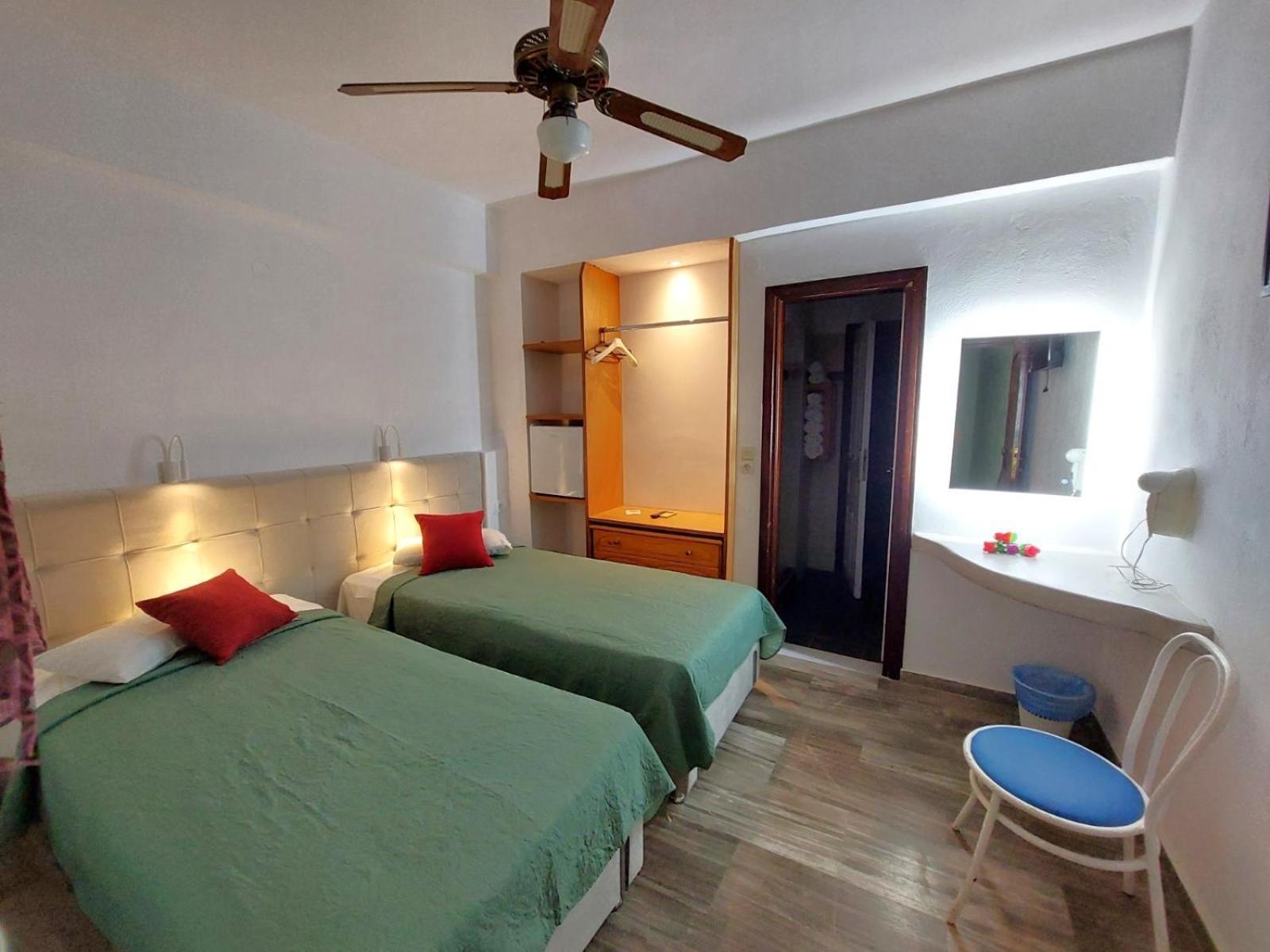 Evelina Pension: Diverse Near Black * Perissa (Santorini)