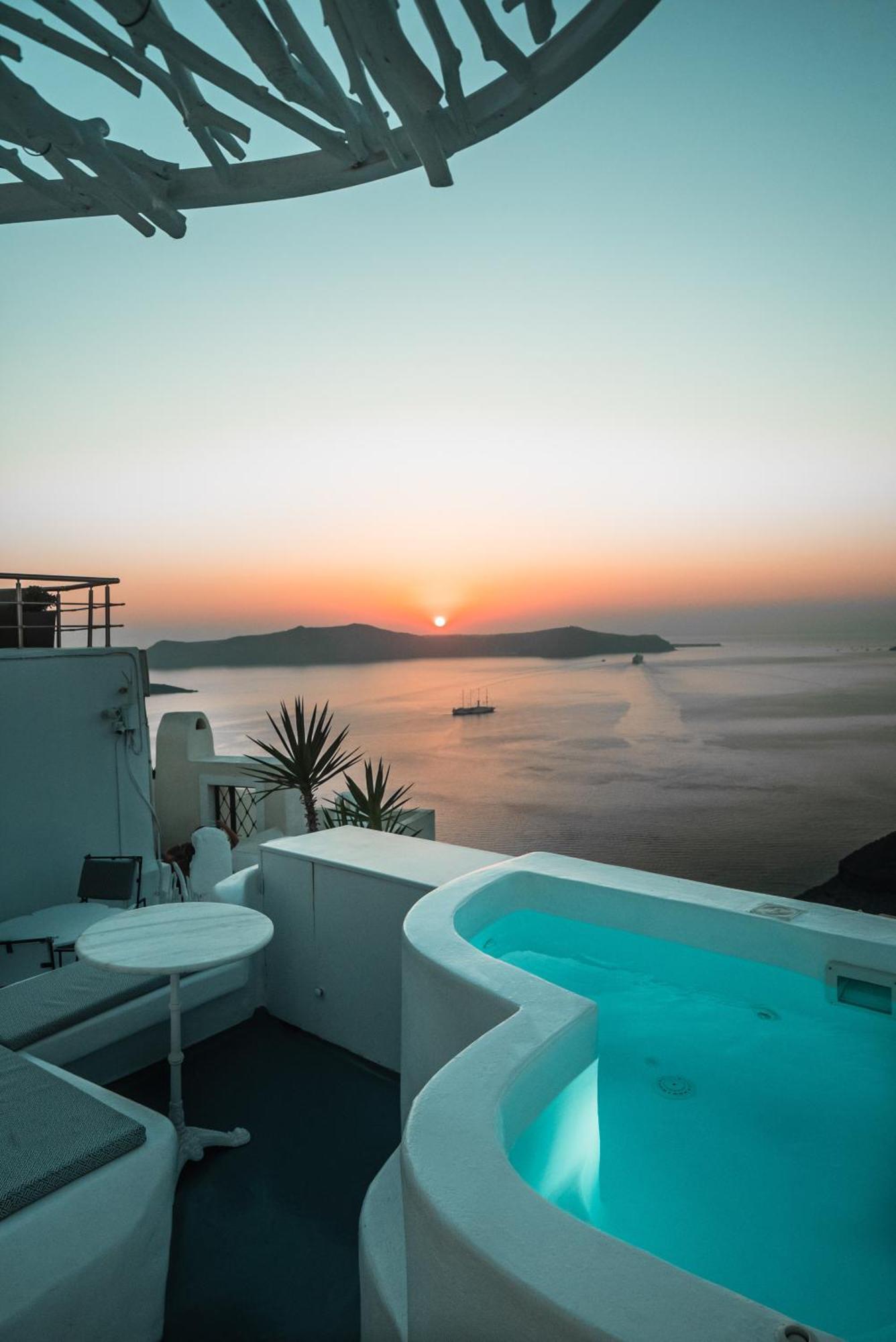 Villa Trieris & Fira (Santorini)