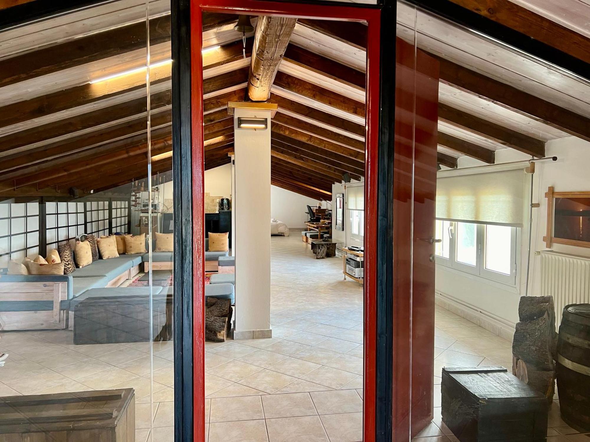 σοφιτα ξυλο μεταλο γυαλι Apartment Alykes Potamou