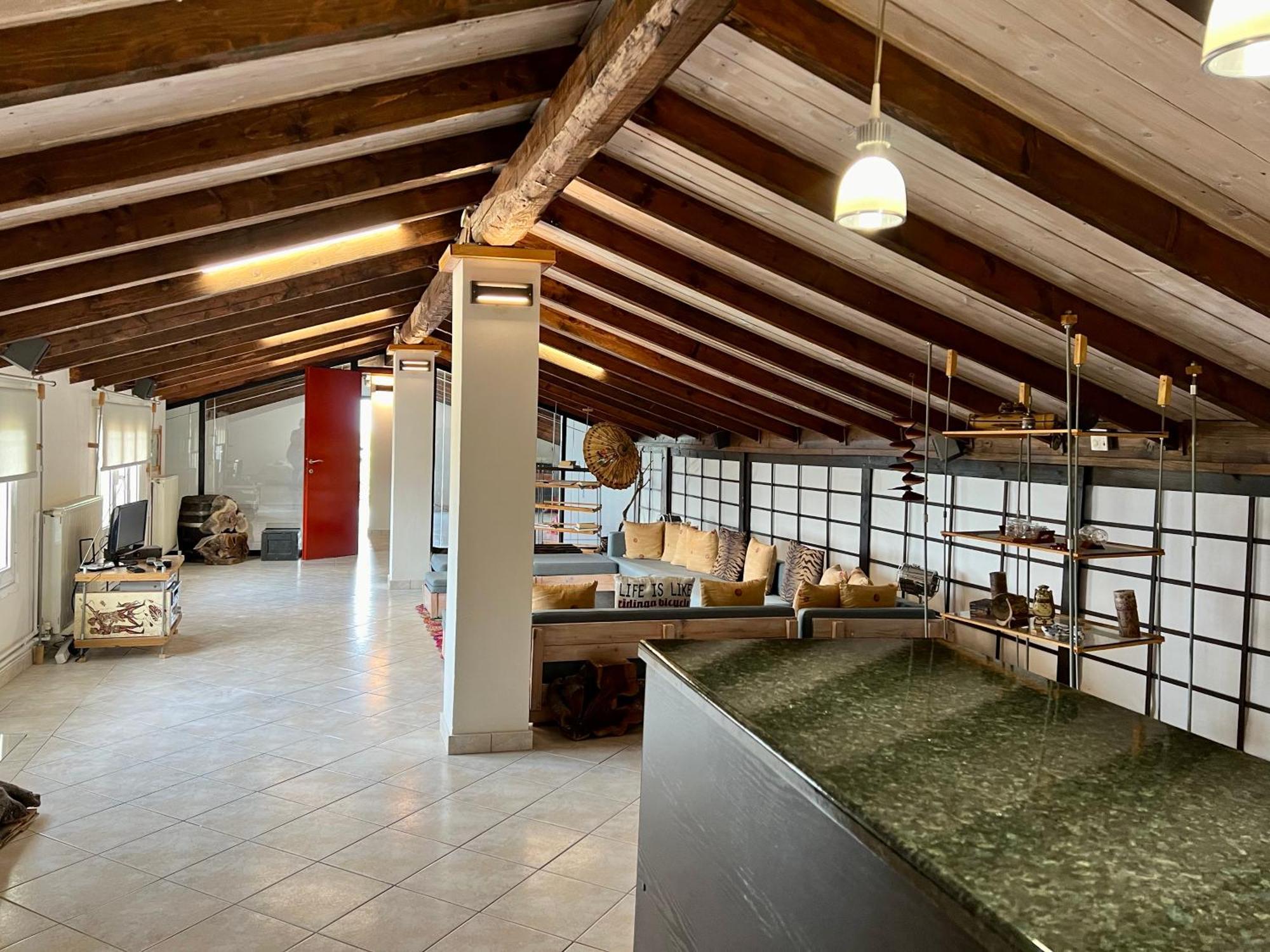 σοφιτα ξυλο μεταλο γυαλι Apartment *