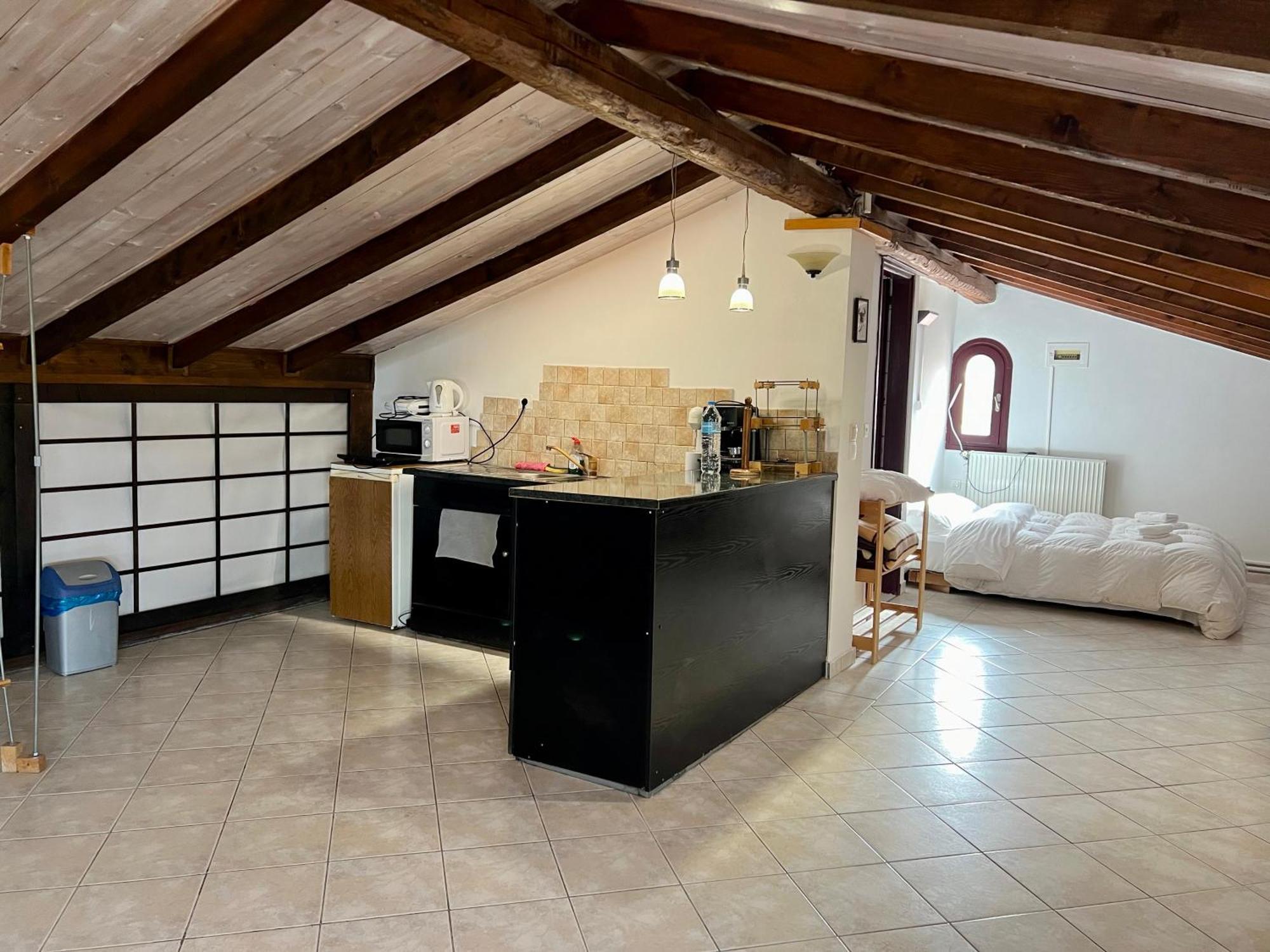 Apartment σοφιτα ξυλο μεταλο γυαλι *