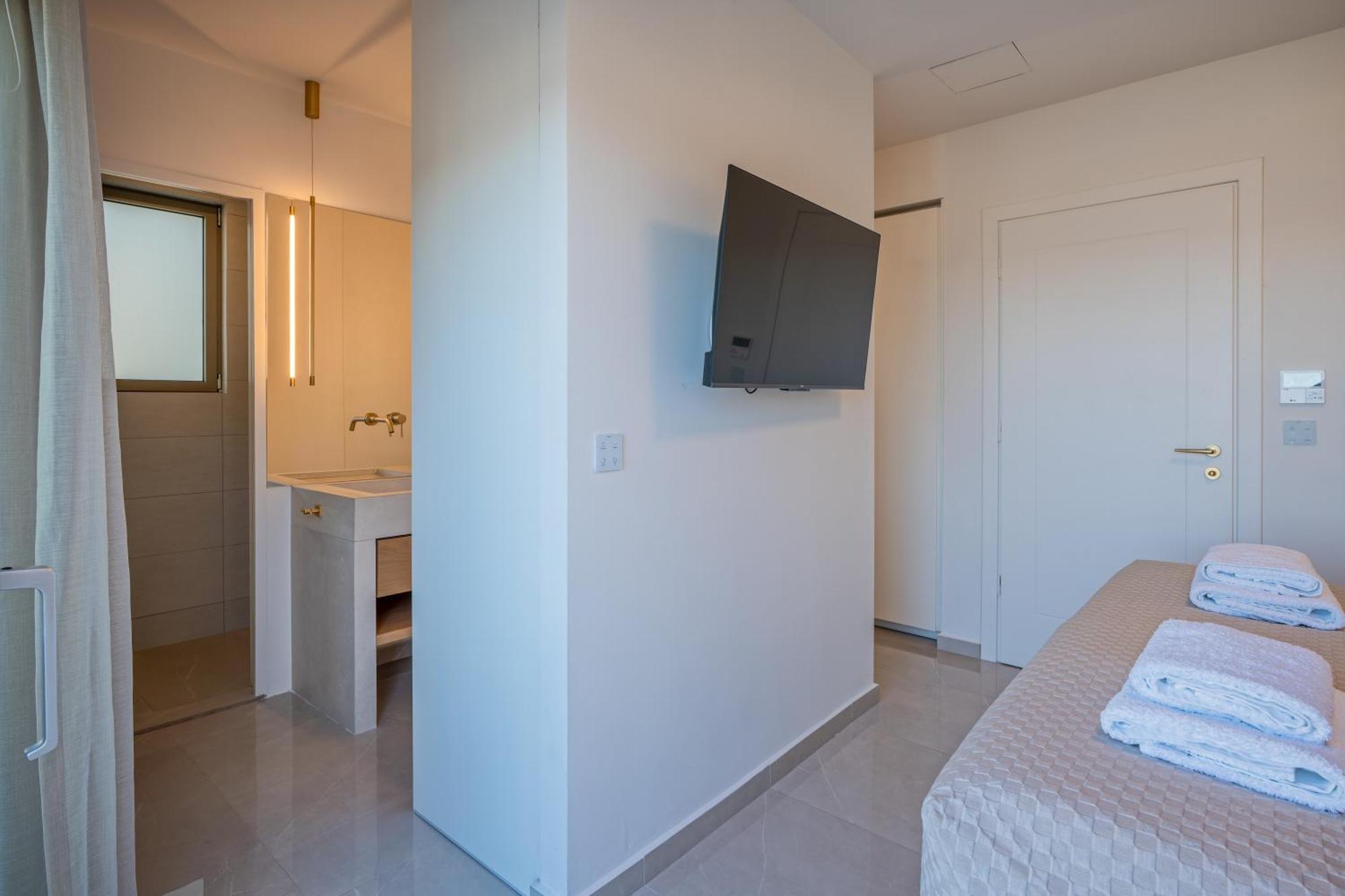 Amphimatrion Luxury