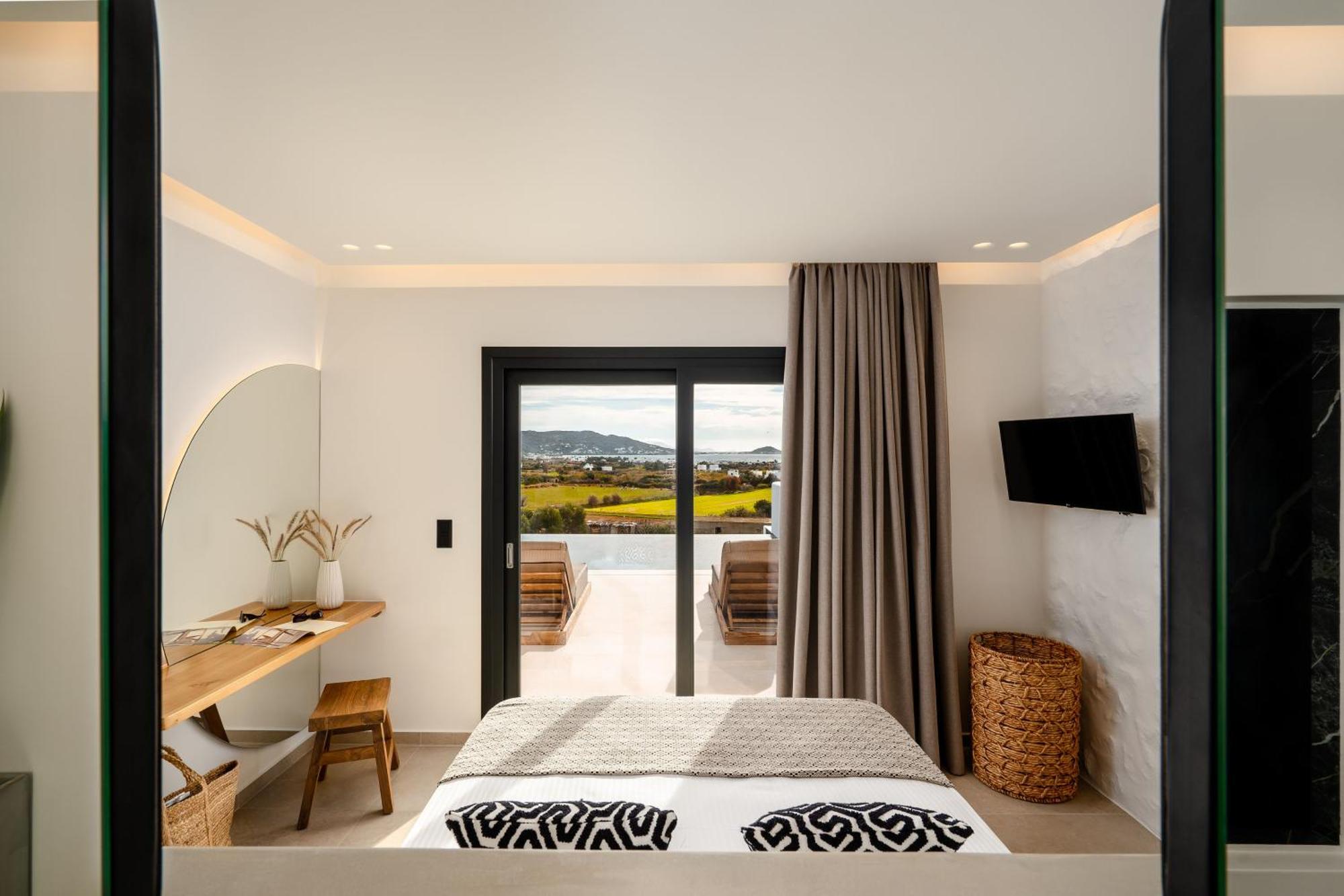 C And G * Agia Anna (Naxos)