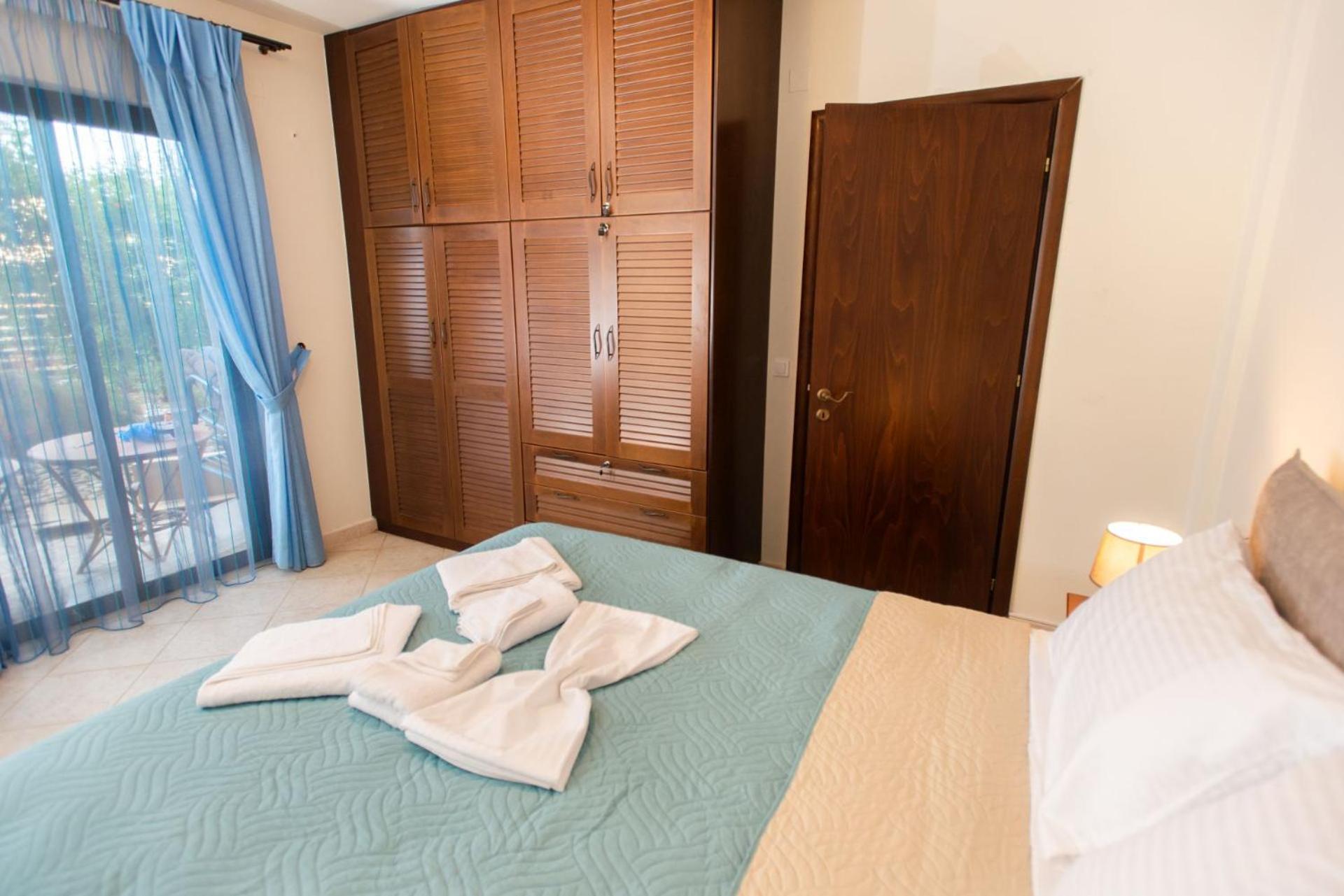 Alkioni Suites, Beachfront, With Mountain View Apartment Kokkinos Pirgos