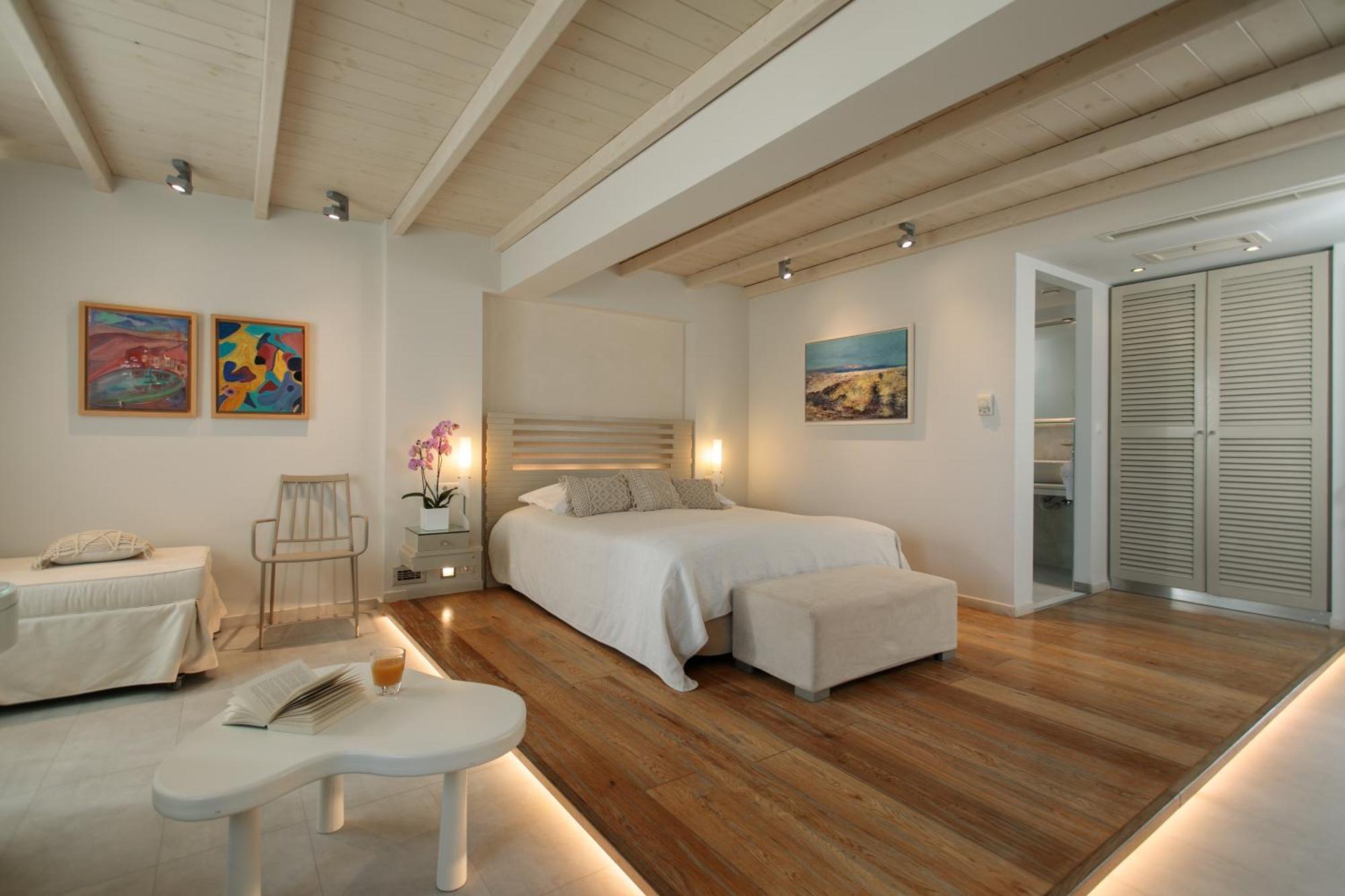 Iria Art Hotel 4*