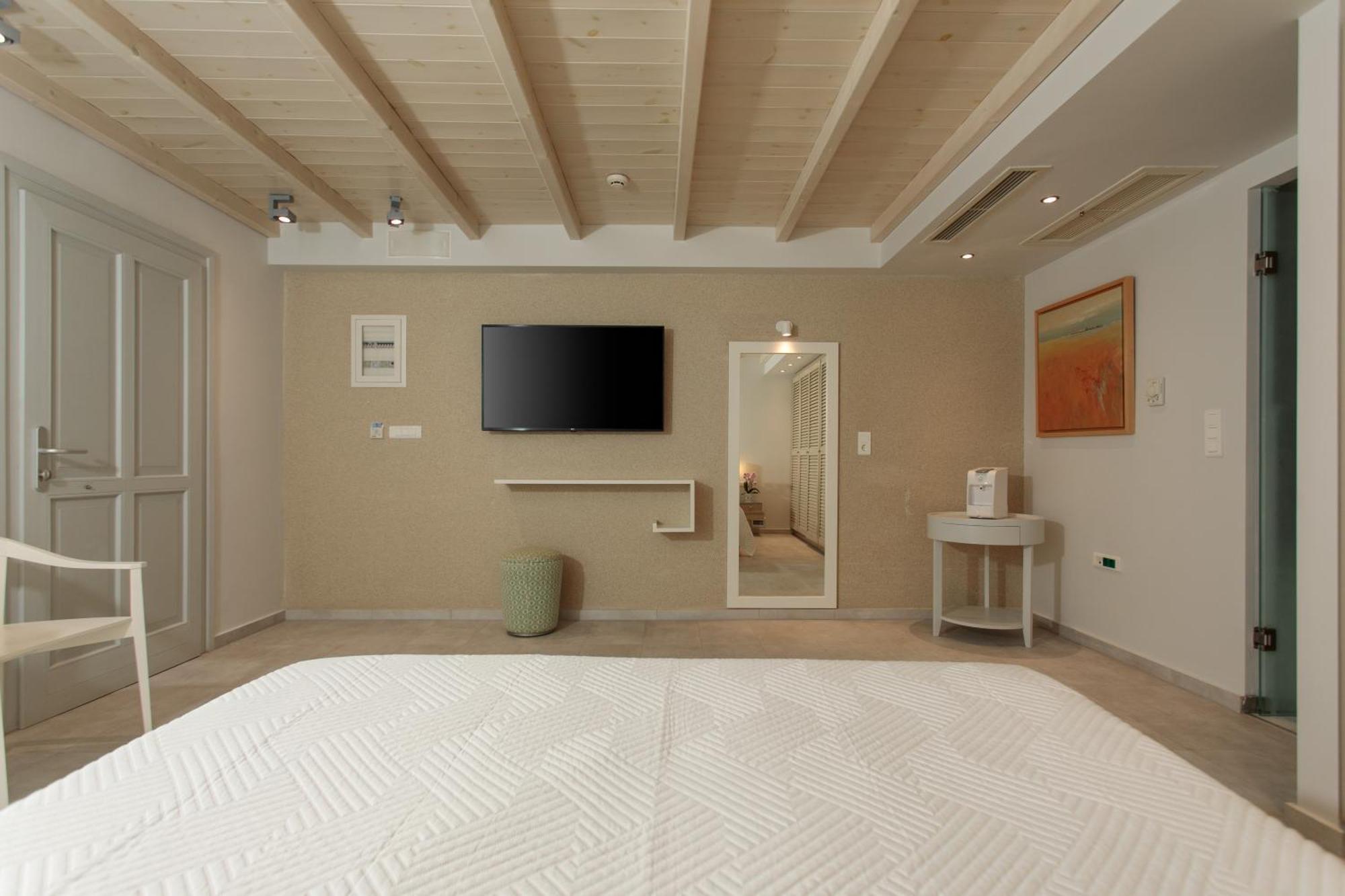 Iria Art Hotel 4*
