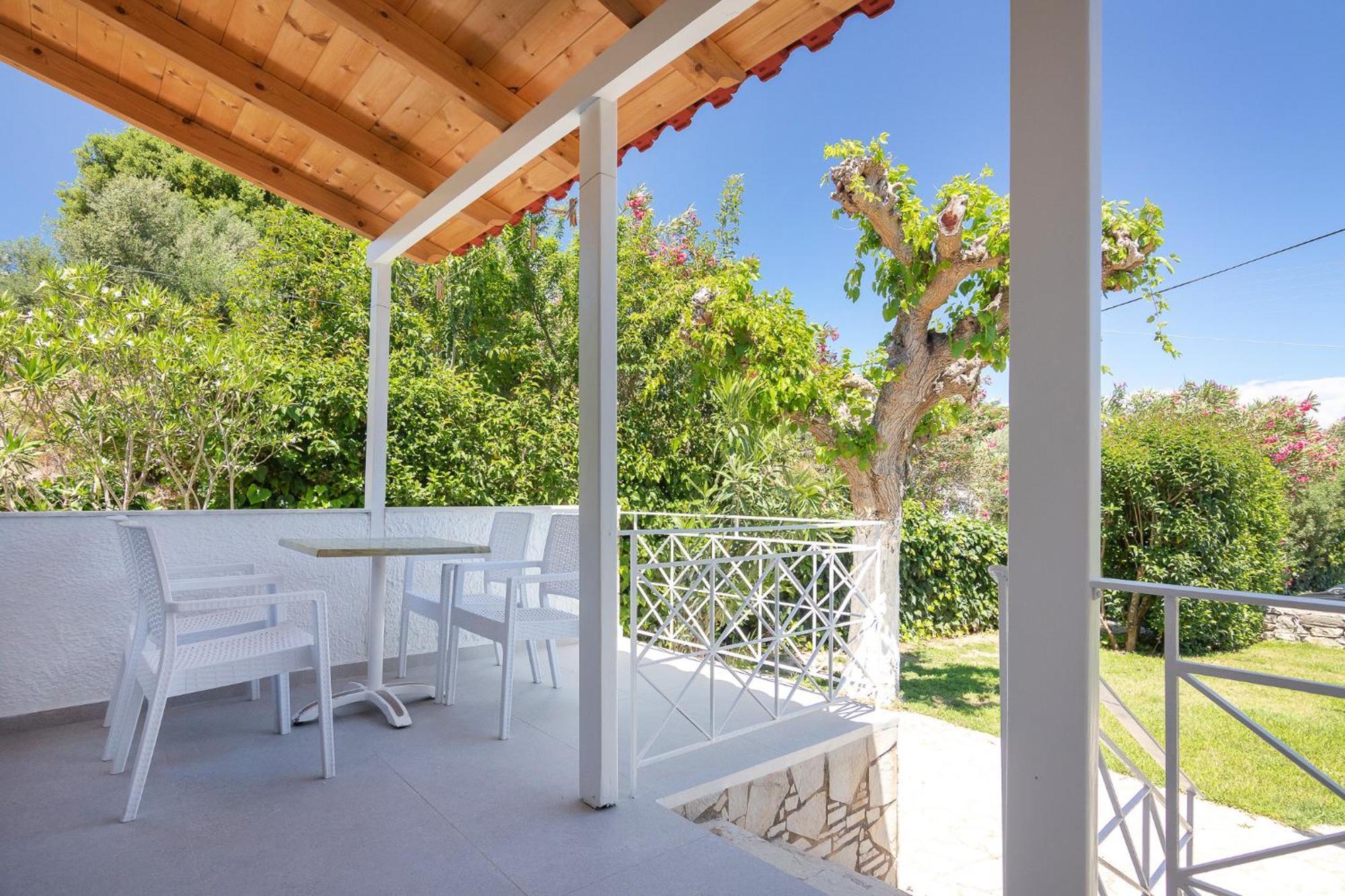 Aparthotel Peroulia