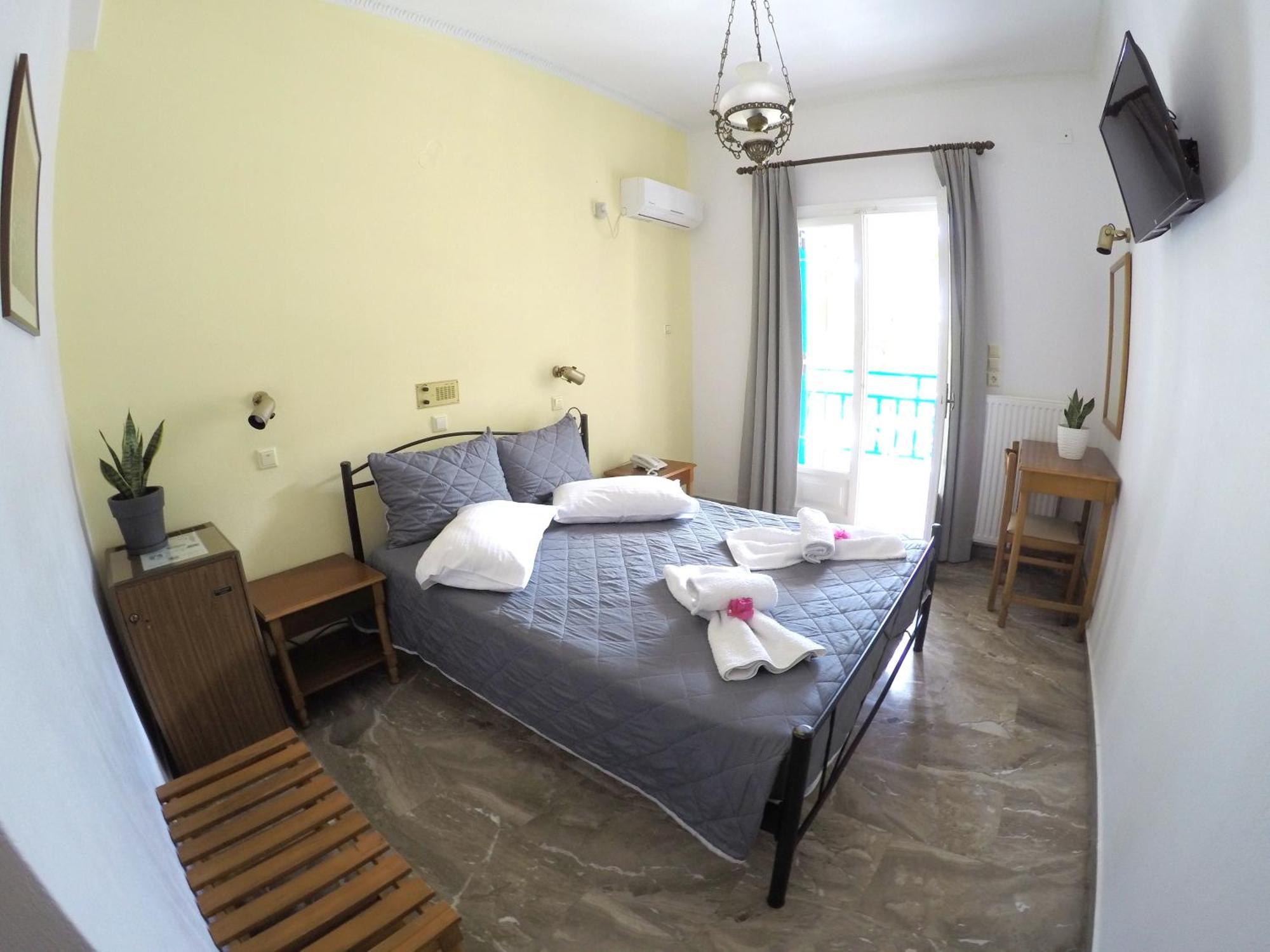 Zeus Kamari (Santorini)
