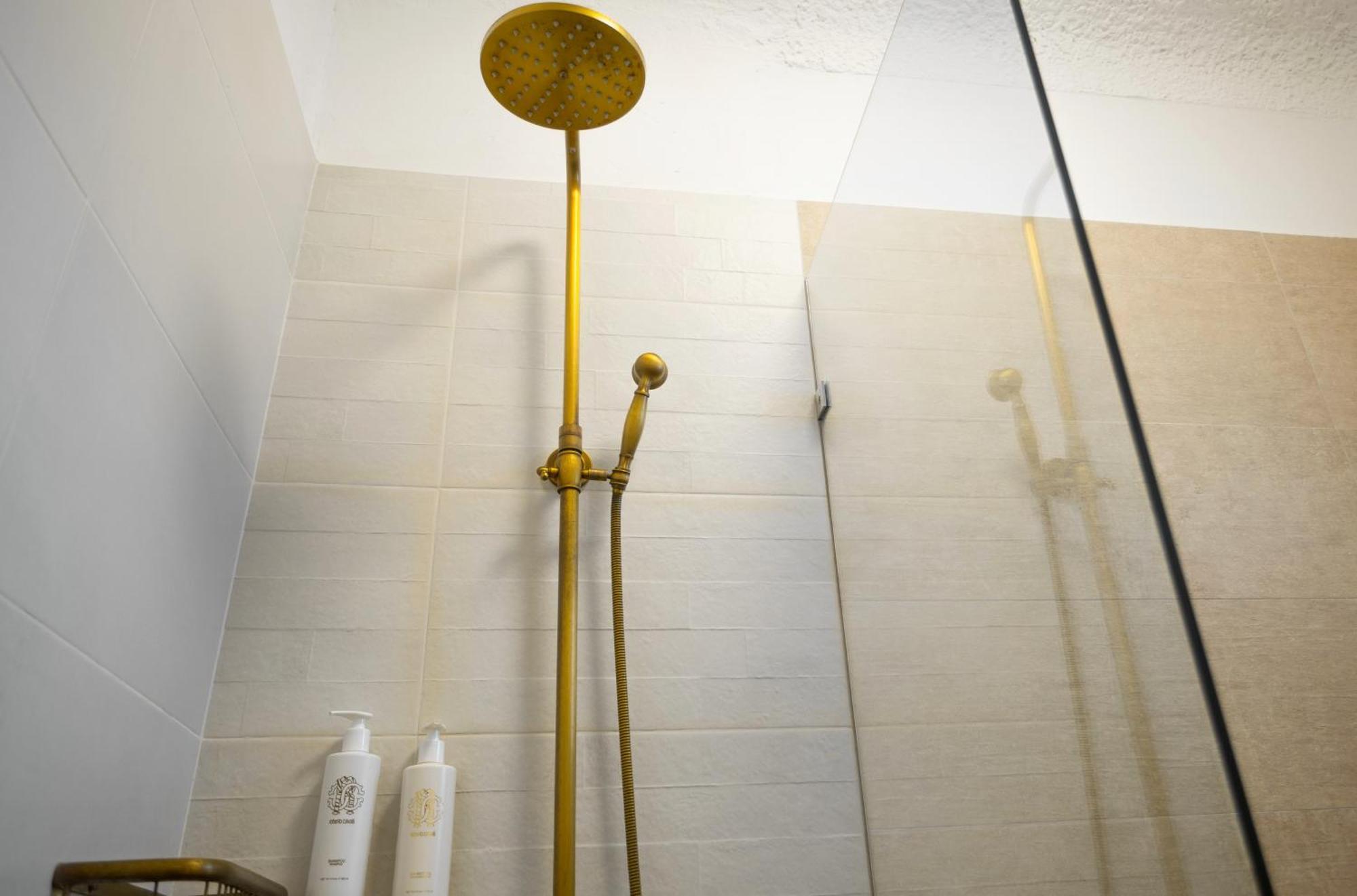 Adonis & Hotel Naousa (Paros)