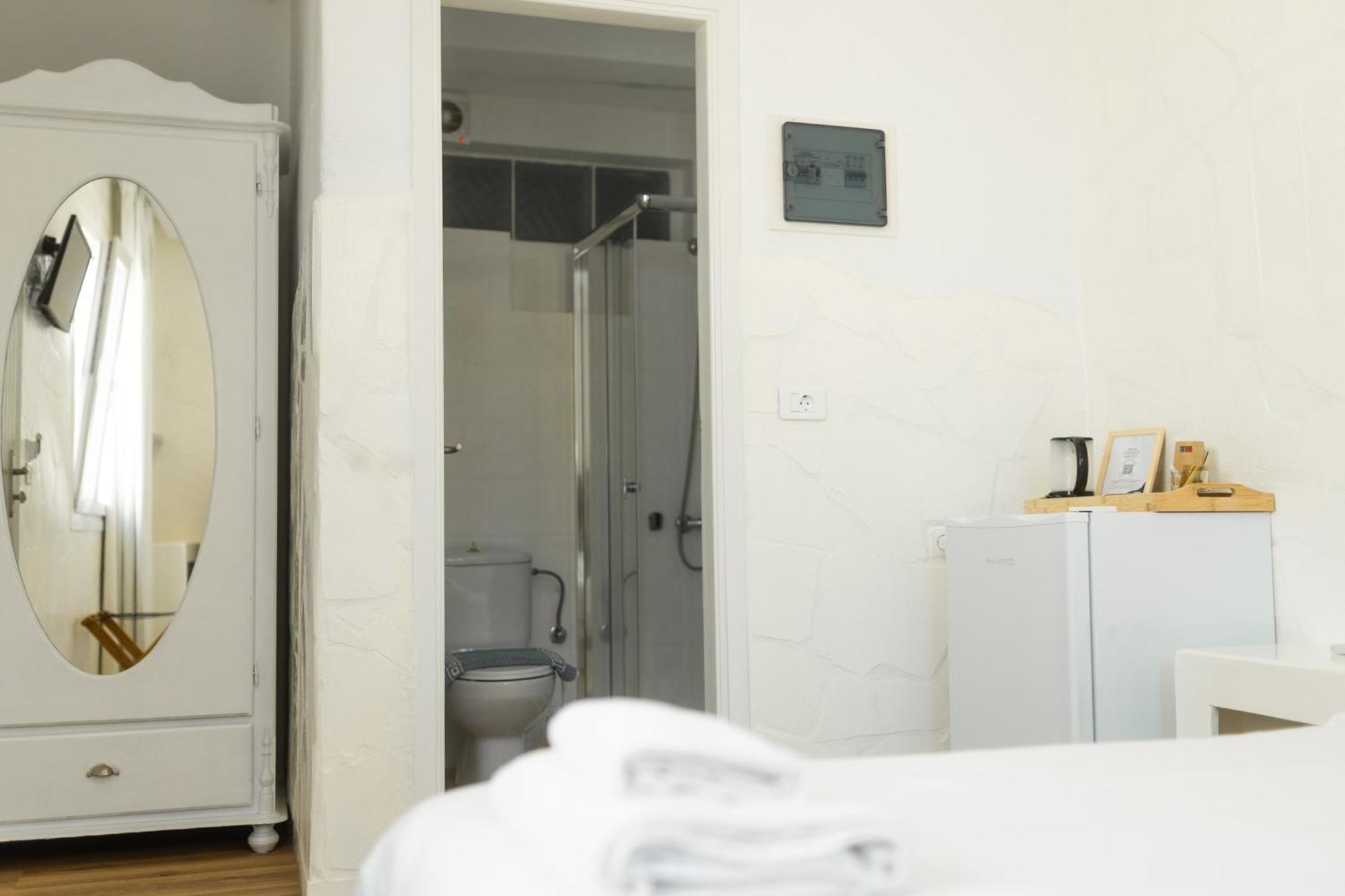 Adonis & Hotel Naousa (Paros)