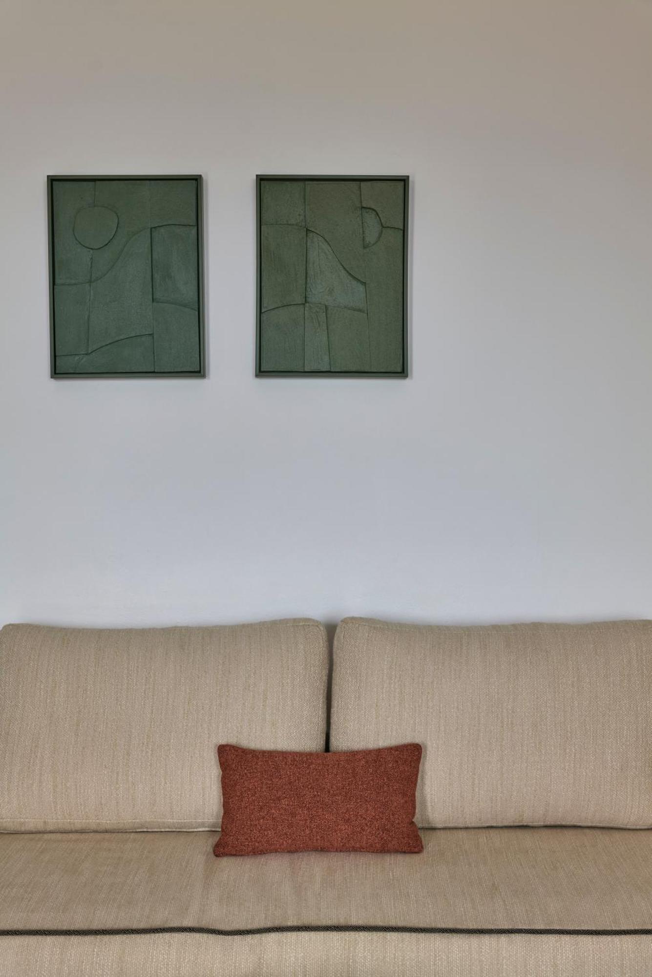 Iliana Olive Branch * Adamantas (Milos)