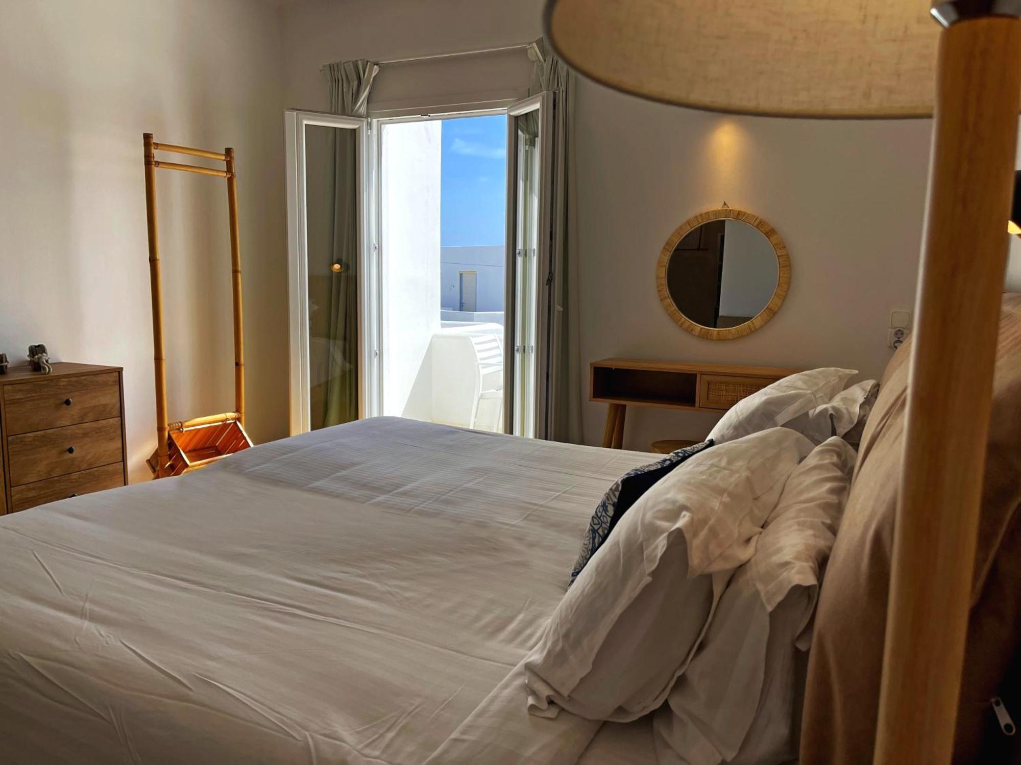 Adonis & 3* Naousa (Paros)