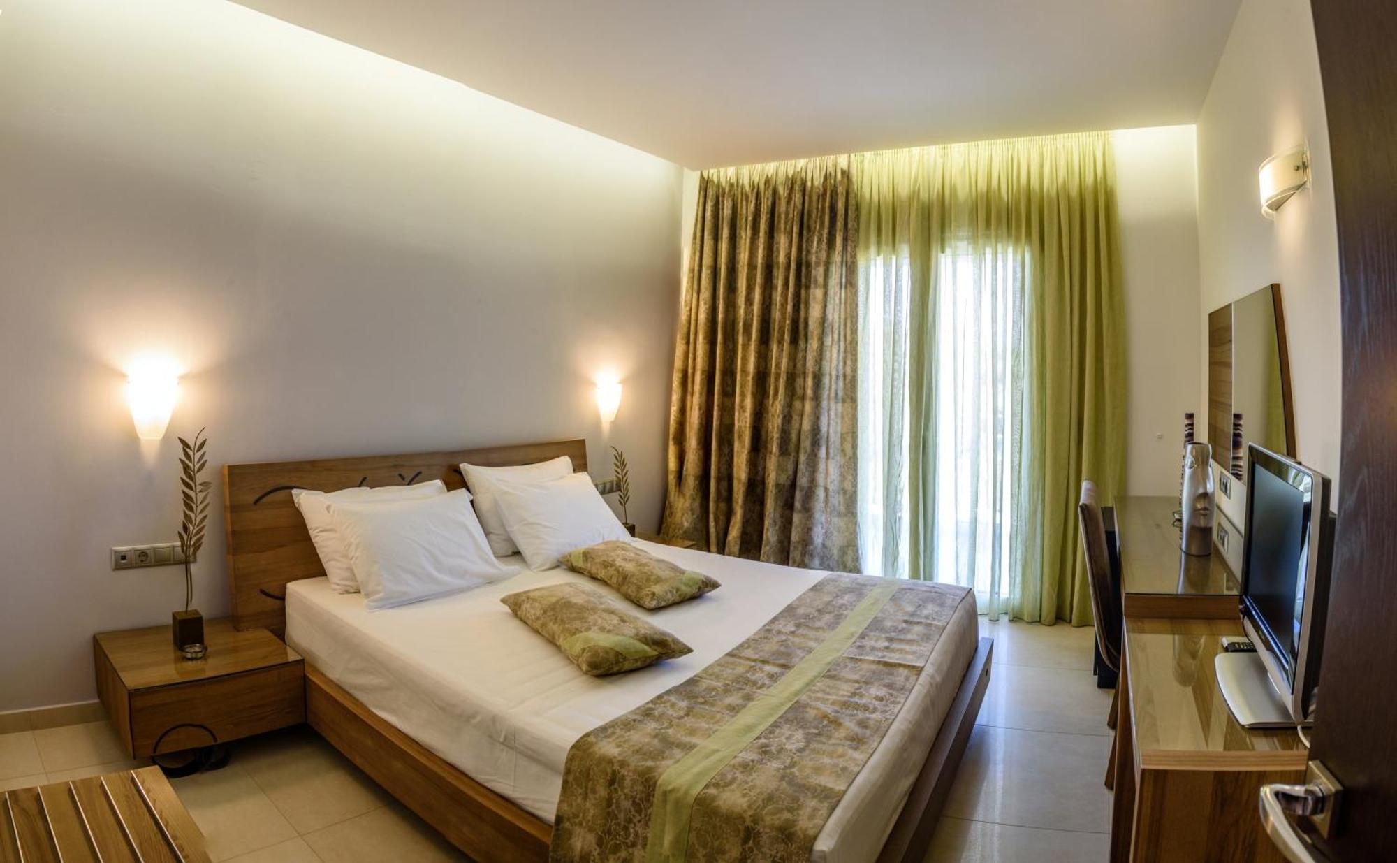 Ionion & Aparthotel 3*
