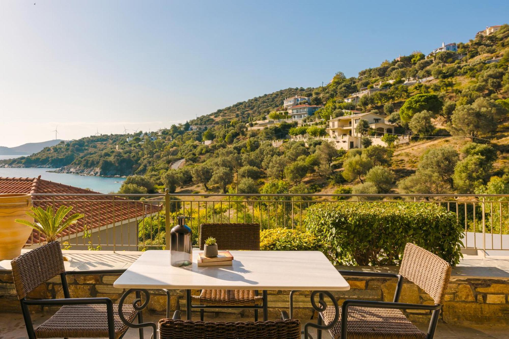 Aparthotel Paramithenio Village & Agioi Apostoloi (Evia)