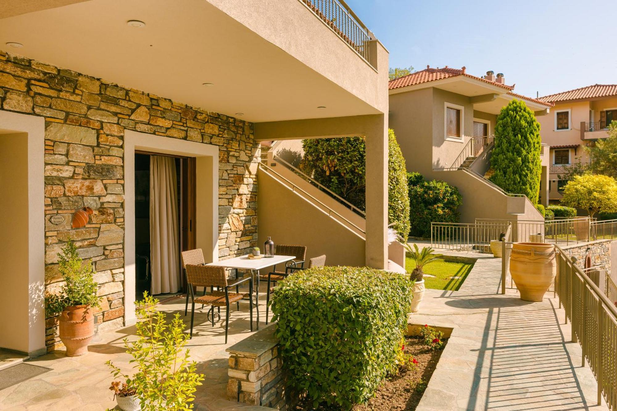 Paramithenio Village & Aparthotel