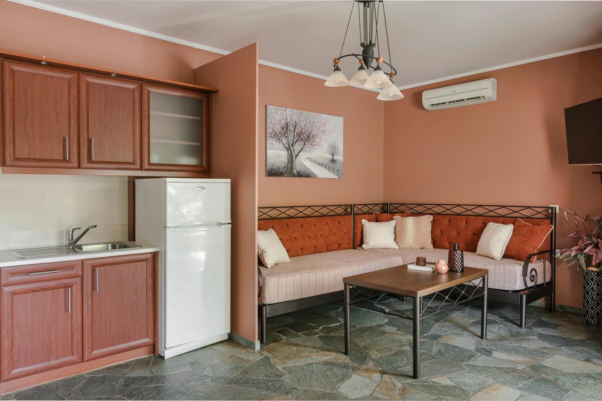 Paramithenio Village & Aparthotel *