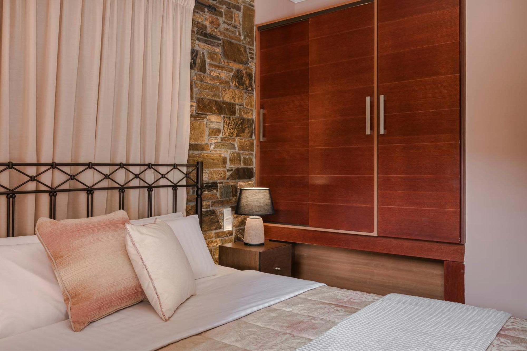 Aparthotel Paramithenio Village & *