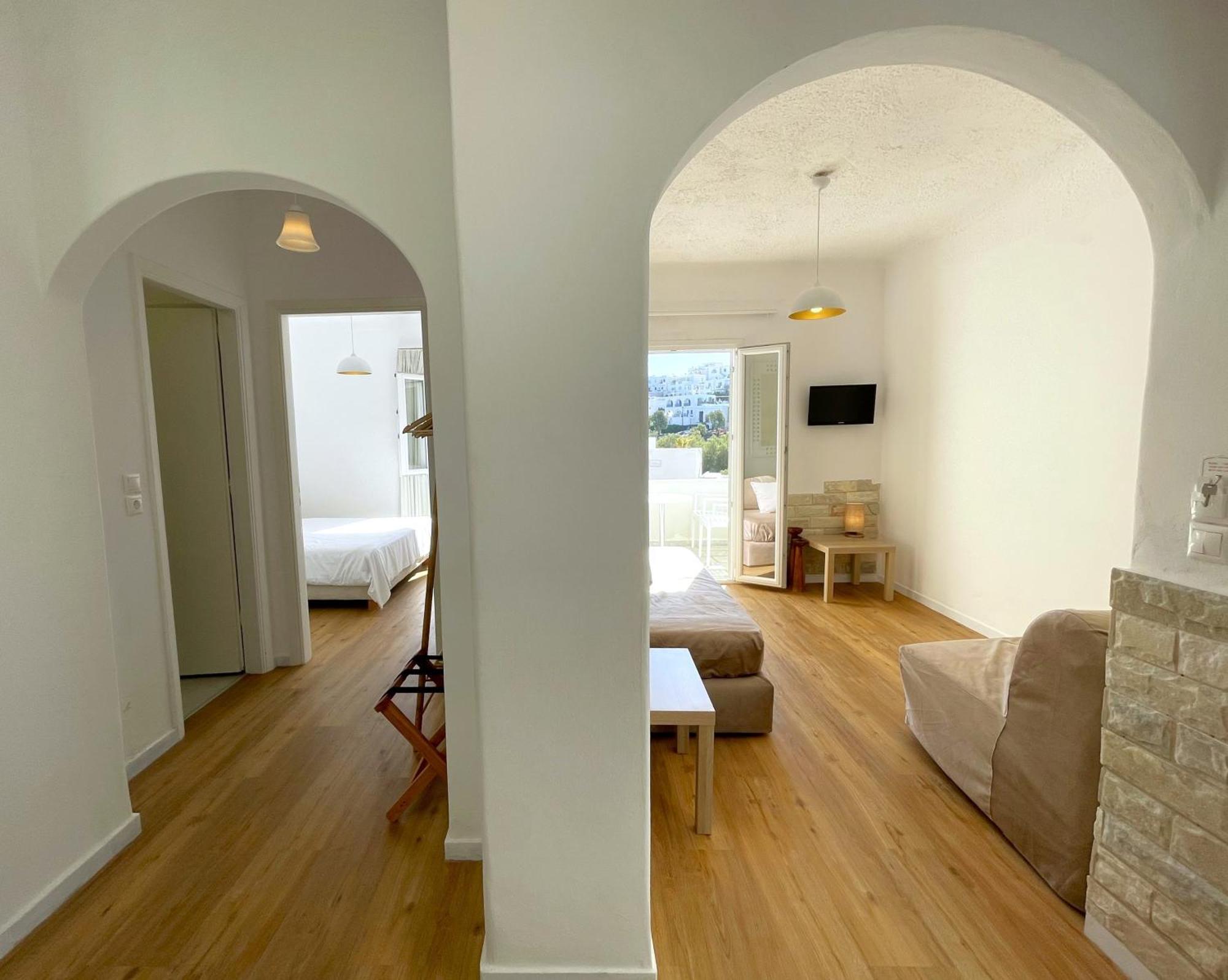 Adonis & 3* Naousa (Paros)