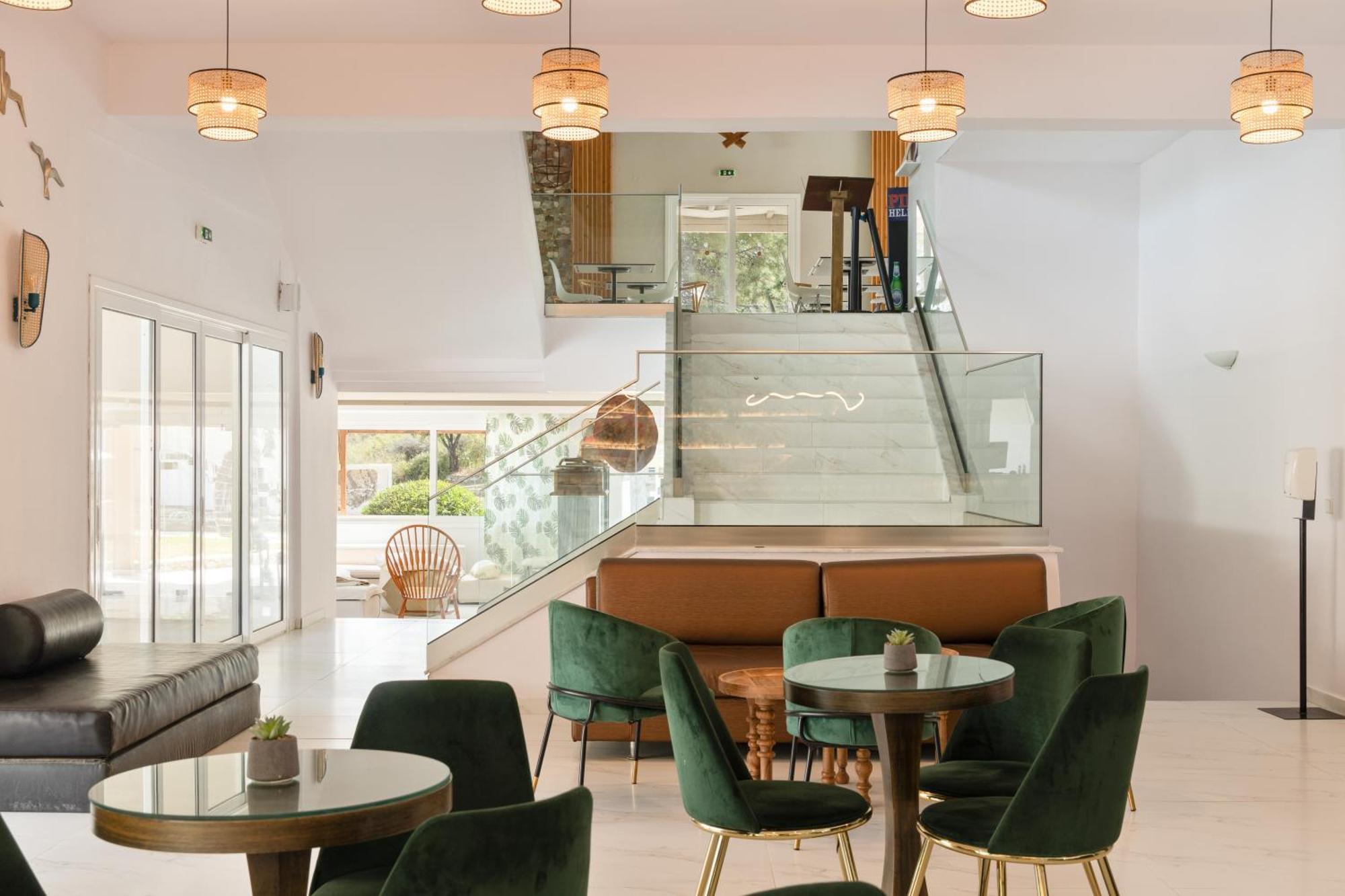 Zoe Hotel, Trypiti & Hive Water Park Hotel 4*