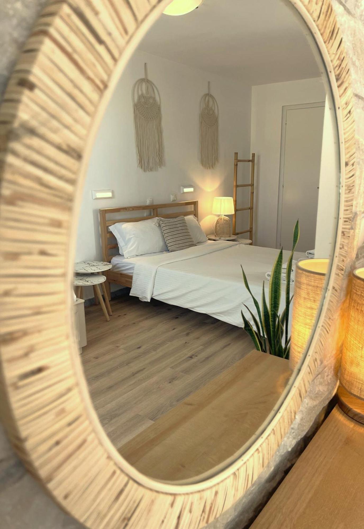 Adonis & Hotel Naousa (Paros)