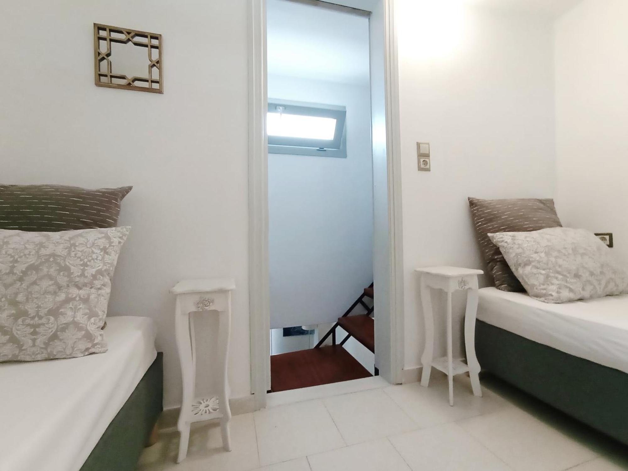 Apanema Paros * Naousa (Paros)
