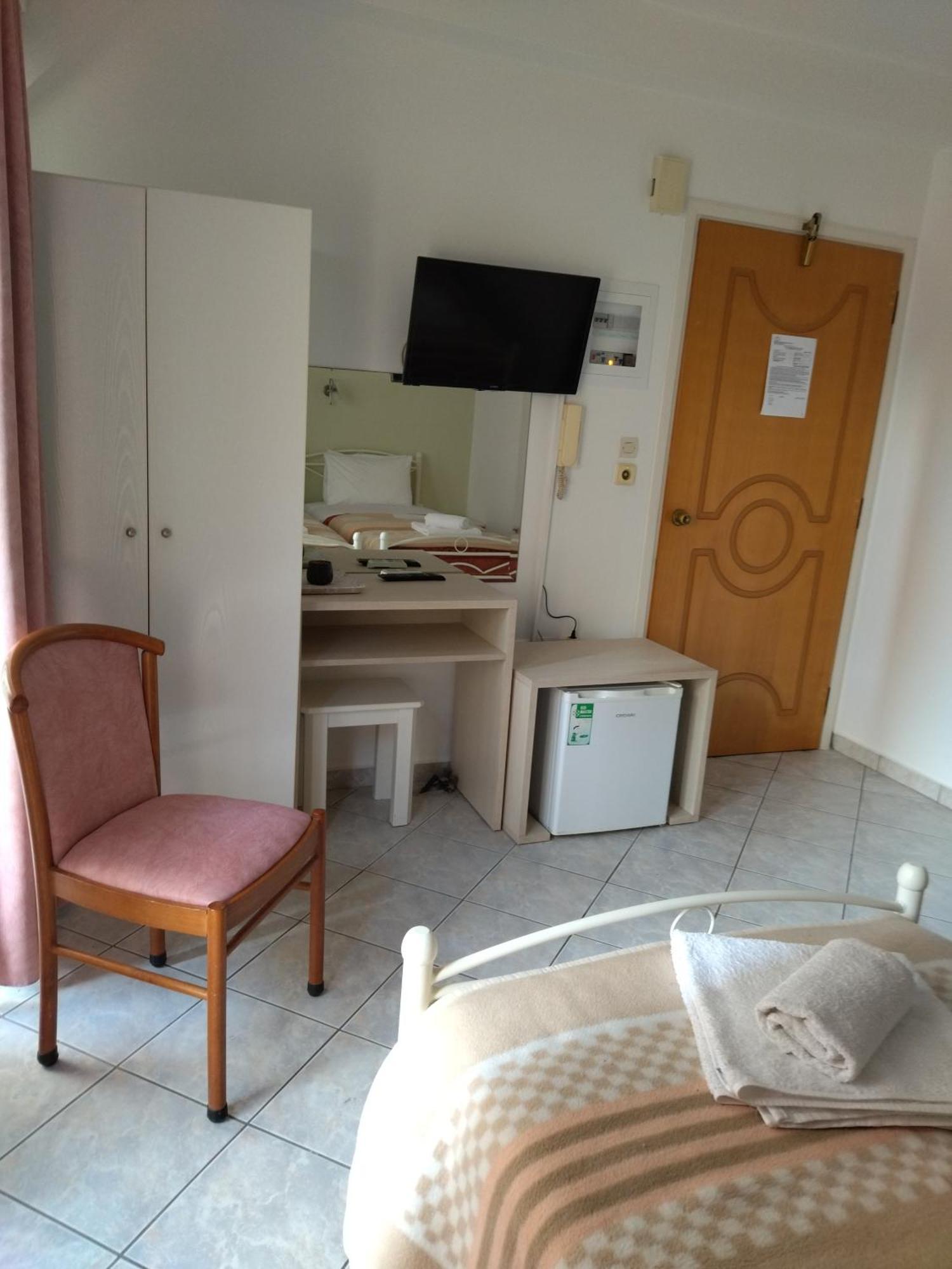 Chrisi Akti Guest house
