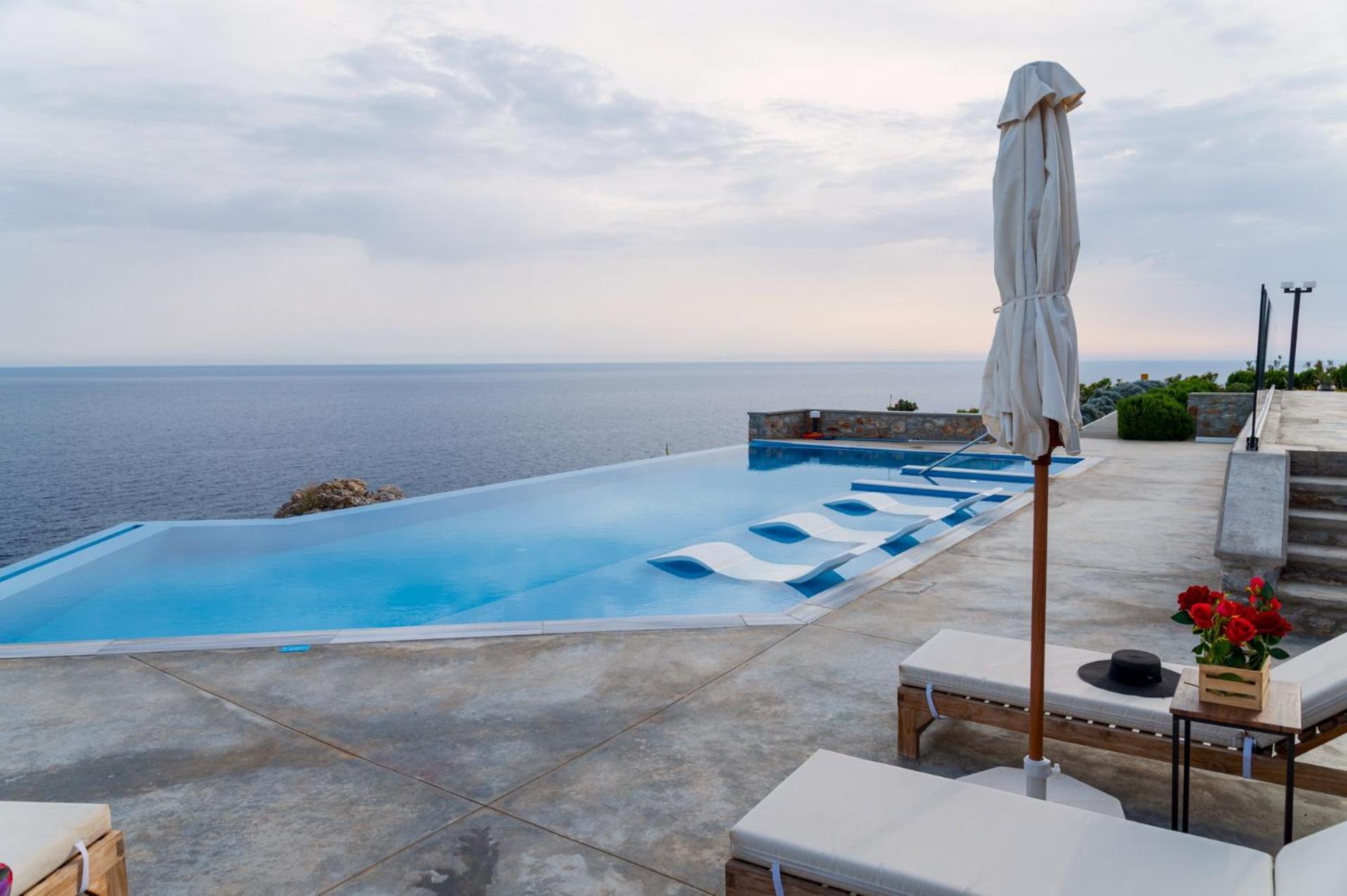 Seafront Luxury With Infinity Pool & Devine Views! Villa *