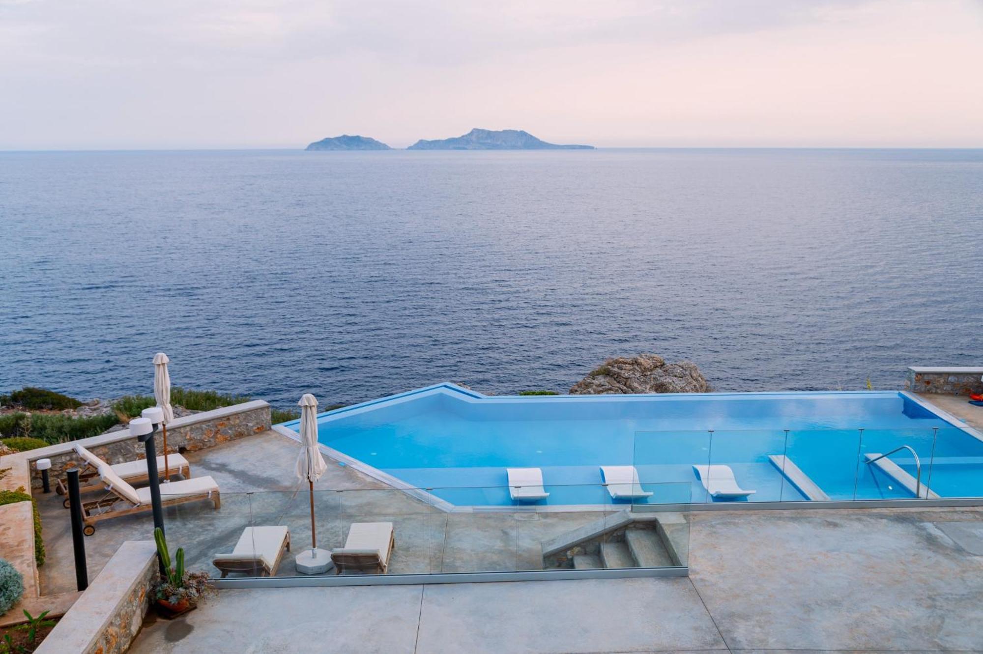 Villa Seafront Luxury With Infinity Pool & Devine Views! *
