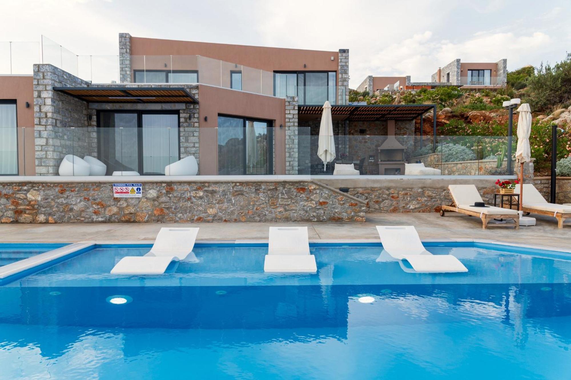 Villa Seafront Luxury With Infinity Pool & Devine Views!