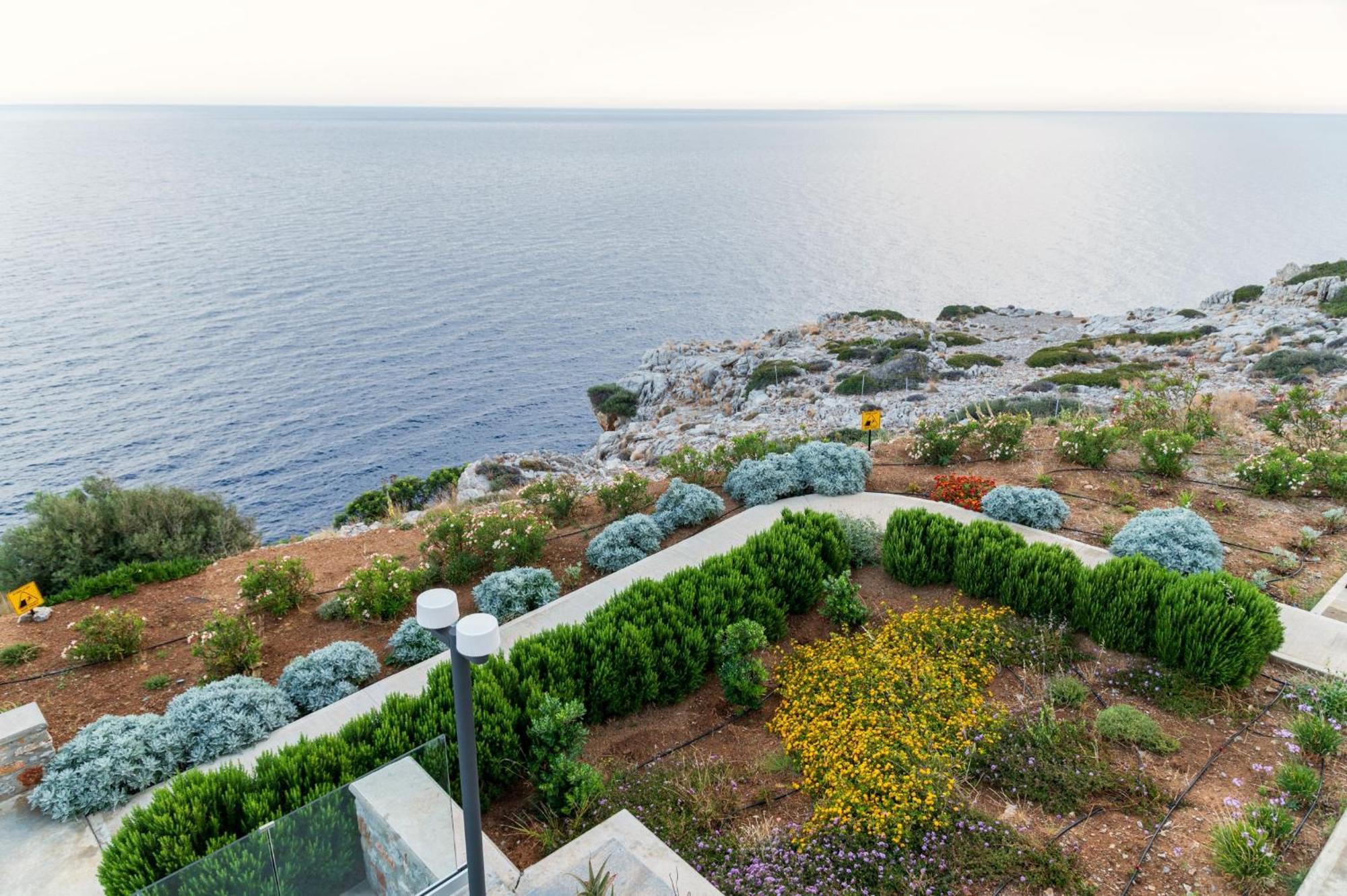 Seafront Luxury With Infinity Pool & Devine Views!