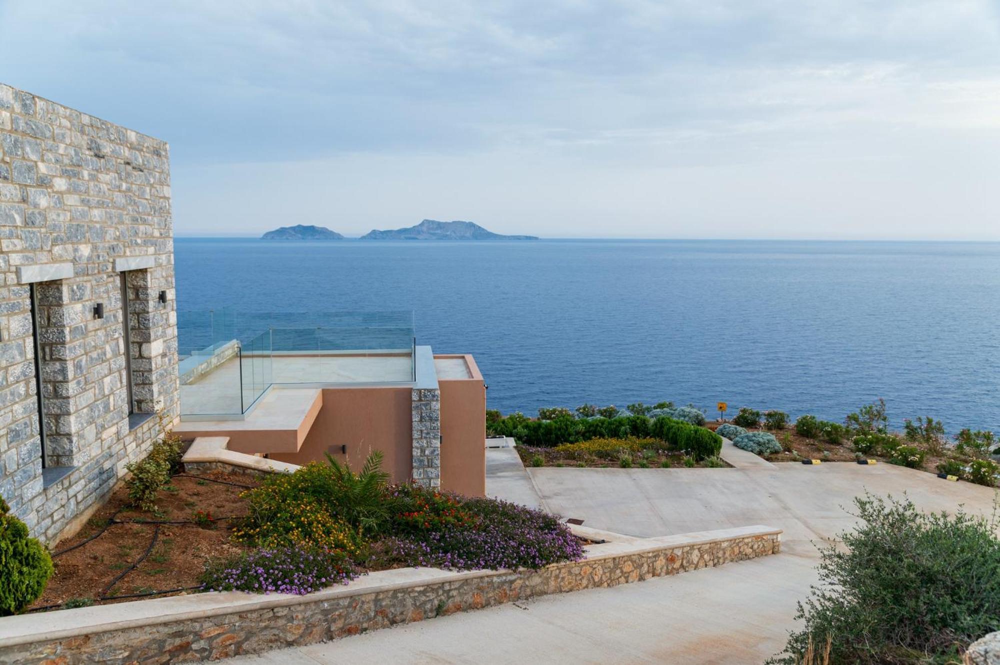 Villa Seafront Luxury With Infinity Pool & Devine Views! *