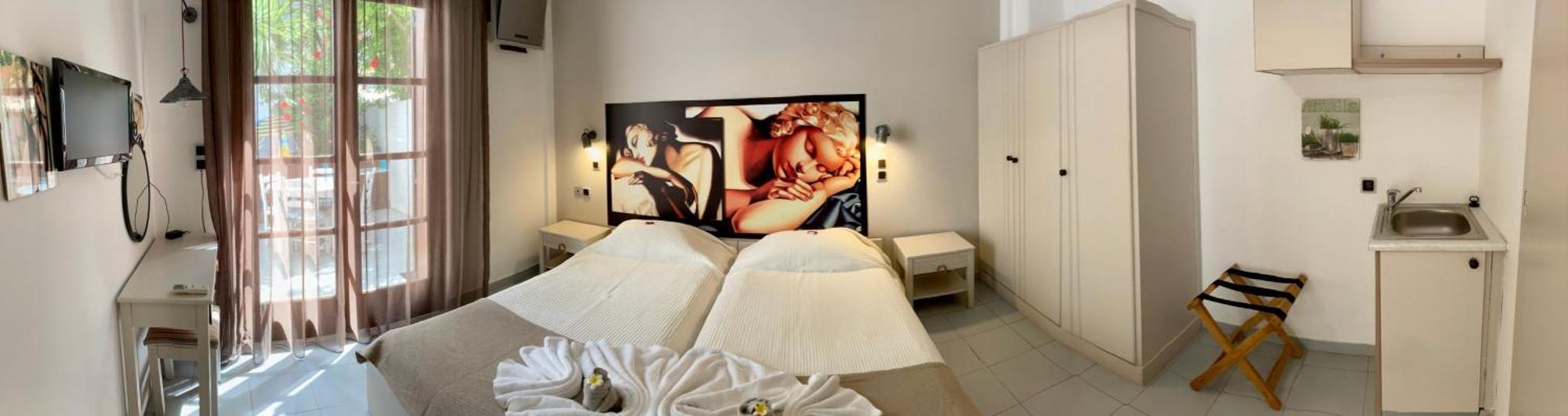 Tree Of Life Art Aparthotel