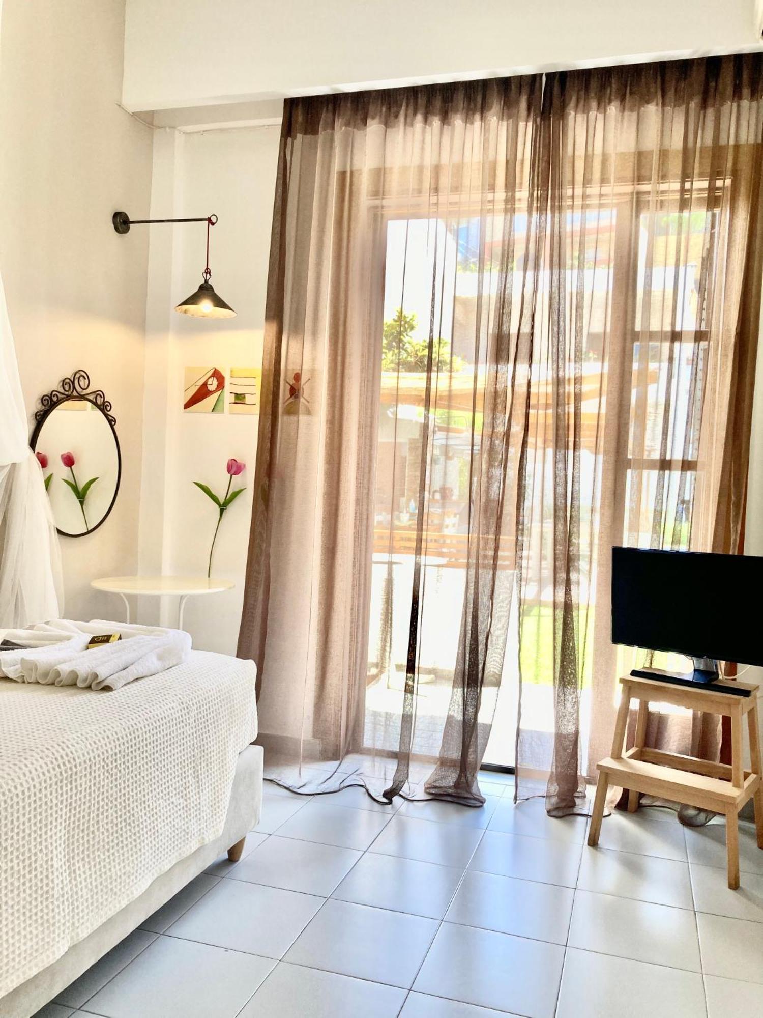 Tree Of Life Art Aparthotel