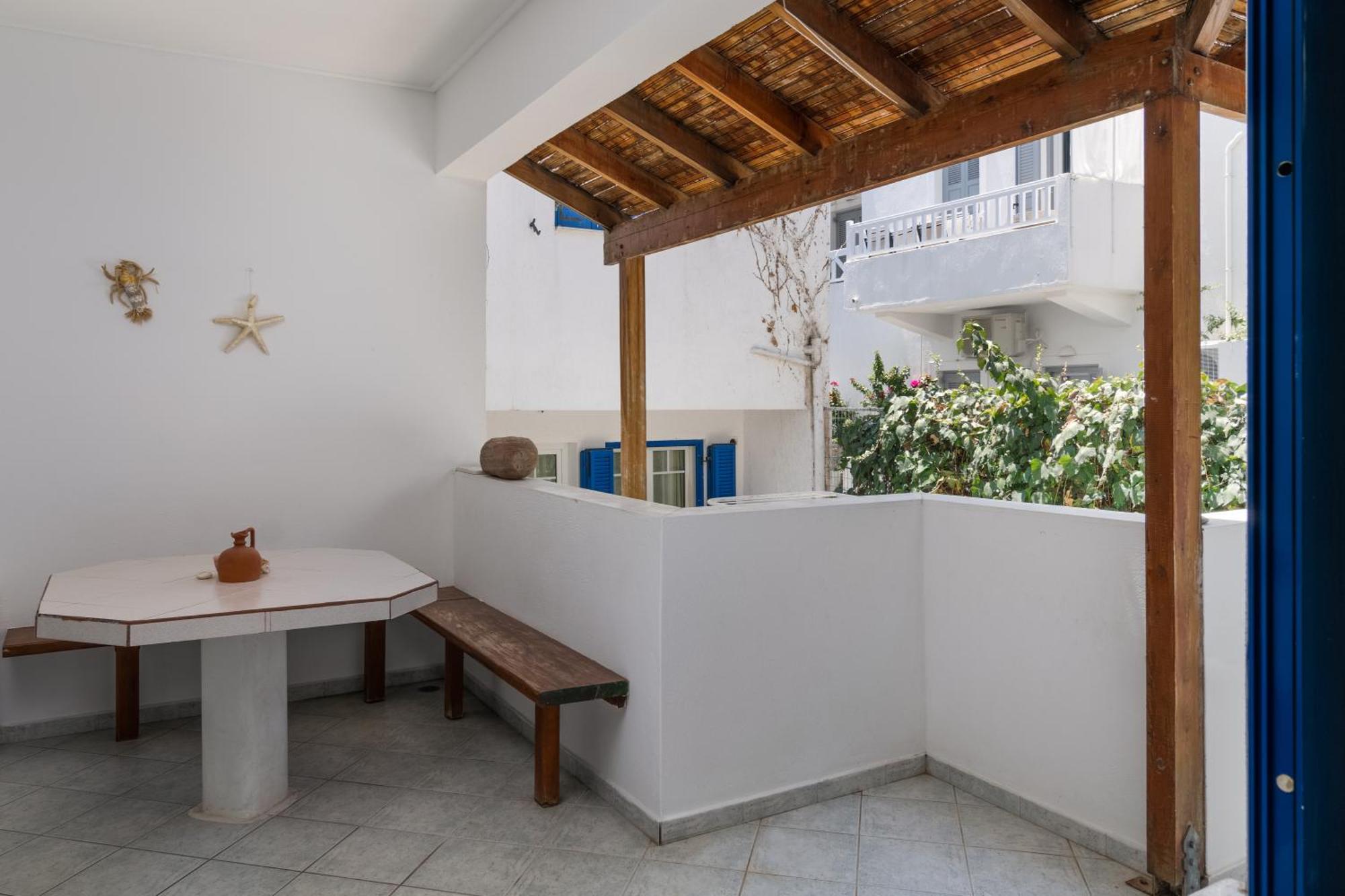 Tina's Adamantas (Milos)