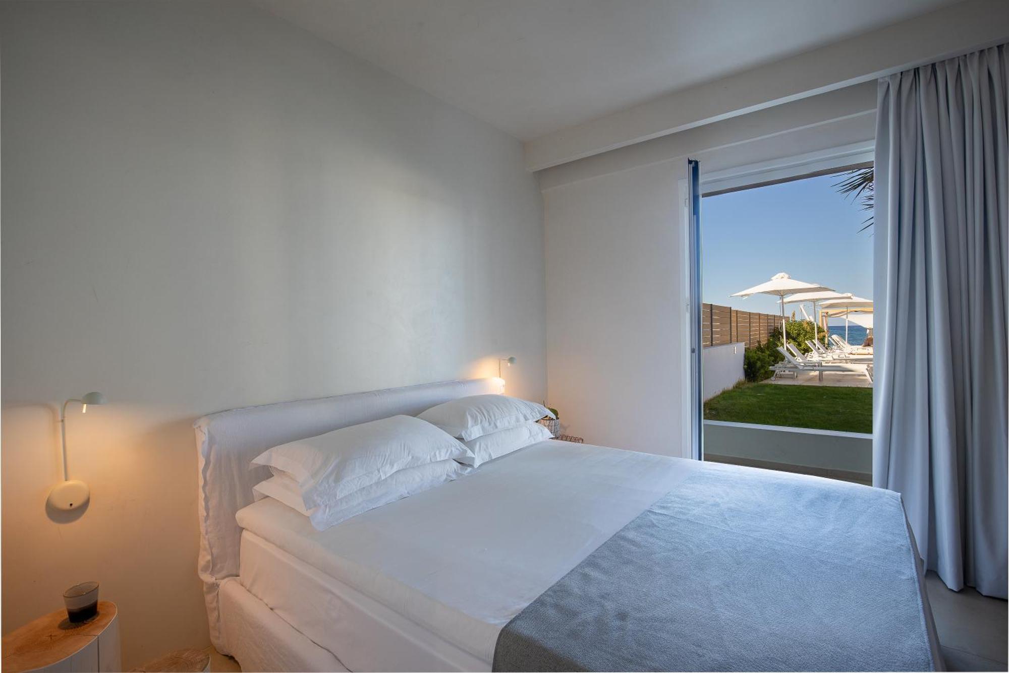Akrogiali Beach Aparthotel 4*