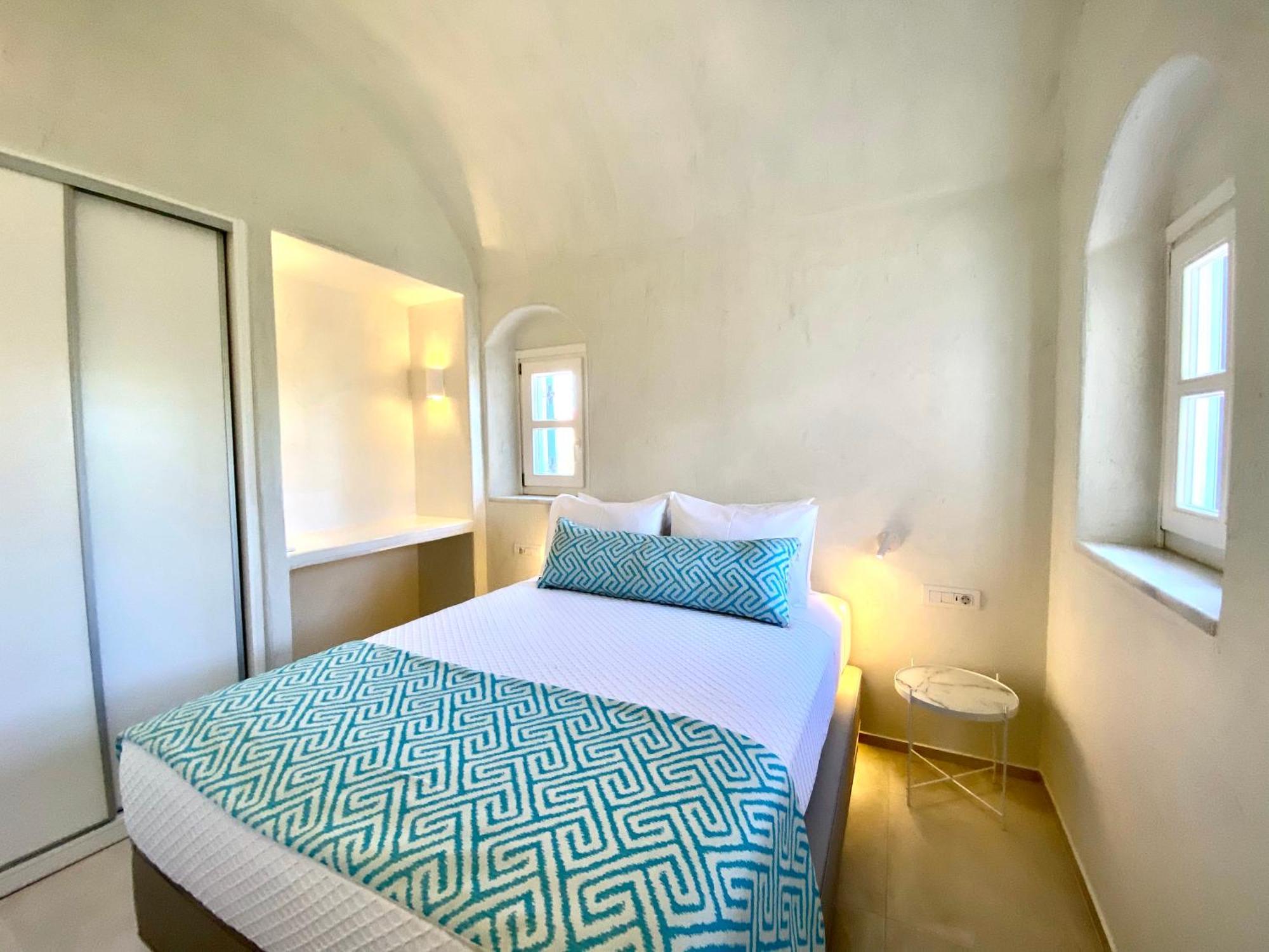 Sienna Eco Fira (Santorini)