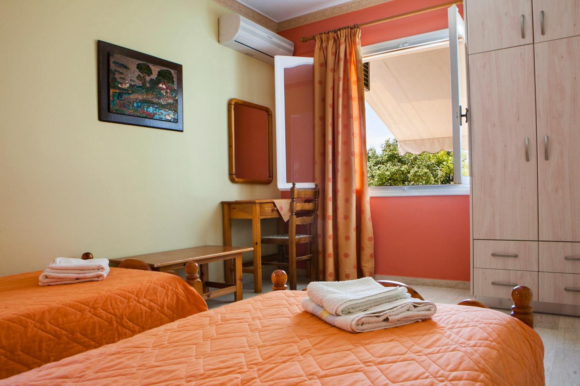 Tzivras & Holiday home *