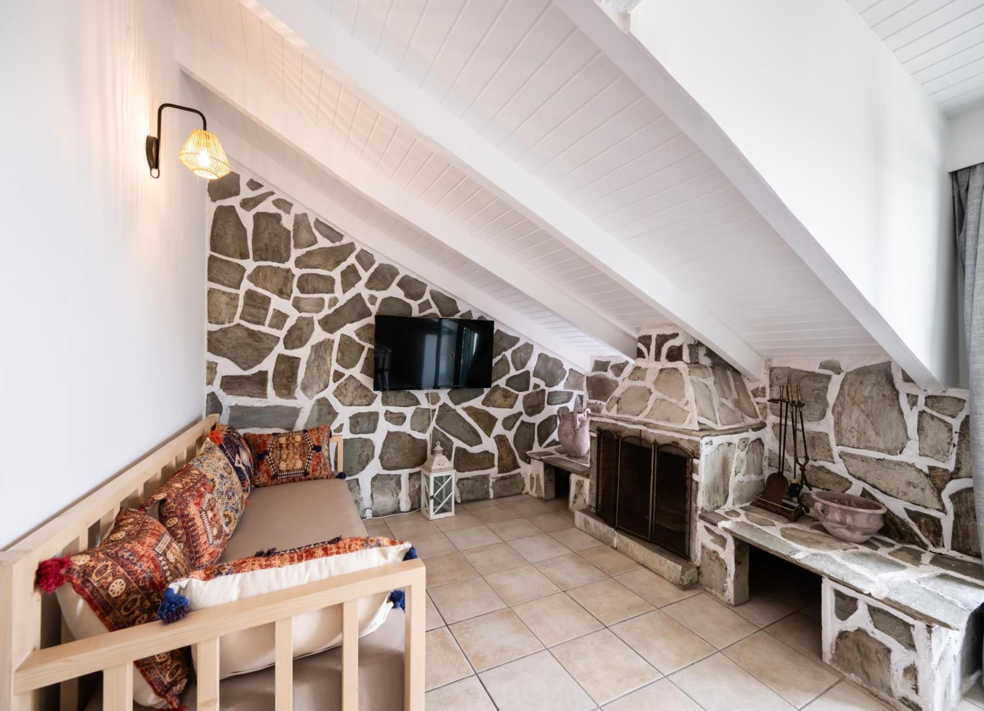 Kastro Maistro Hotel 2*