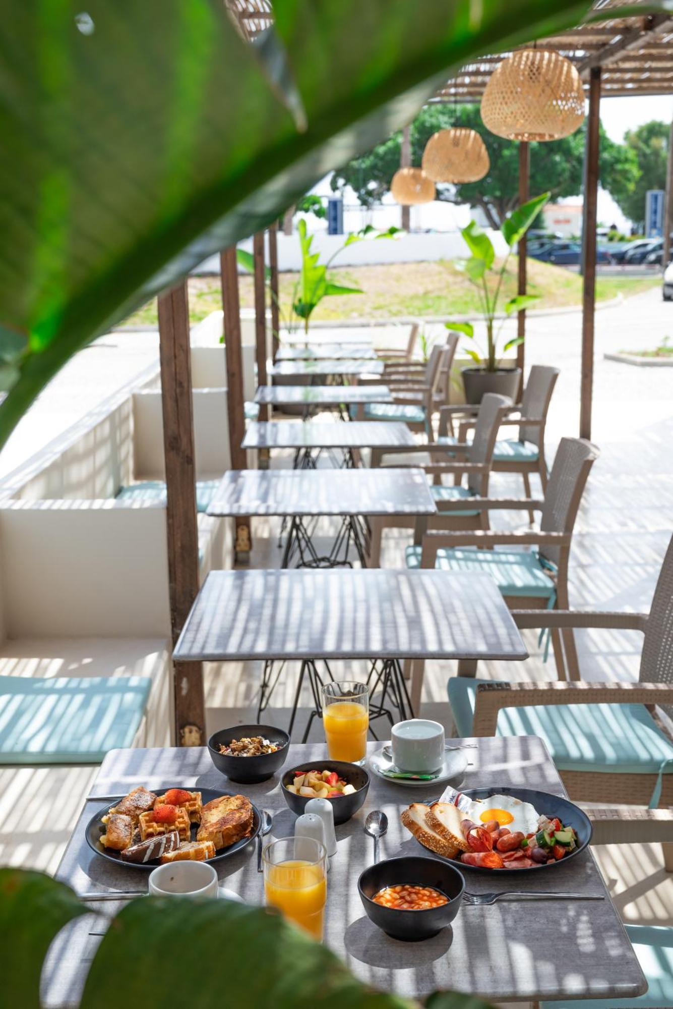 Hotel Atma &