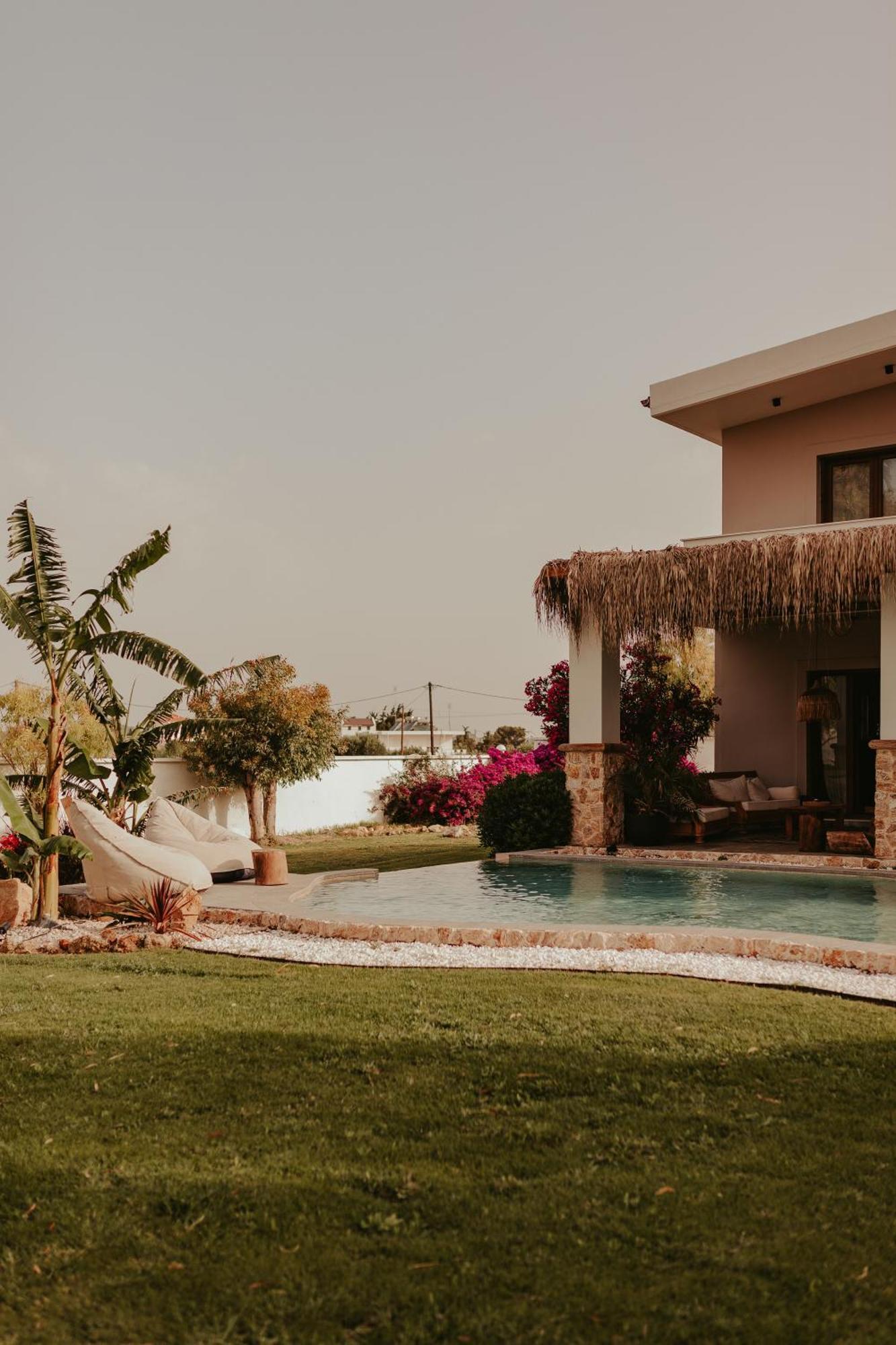 Maya Pool & Mountain View *