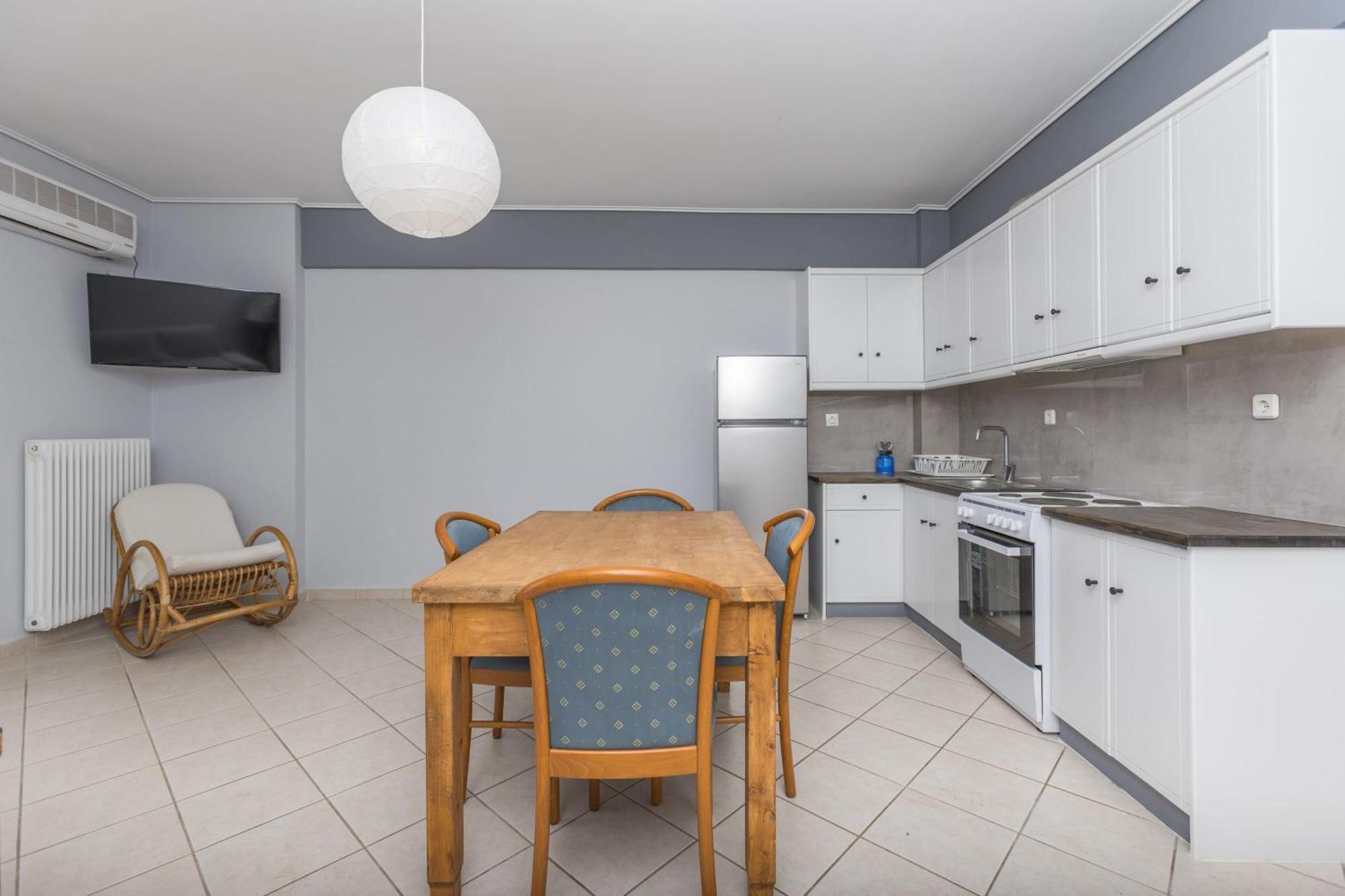 Beachfront Cozy House - Kiatos' Seaview Retreat Apartment