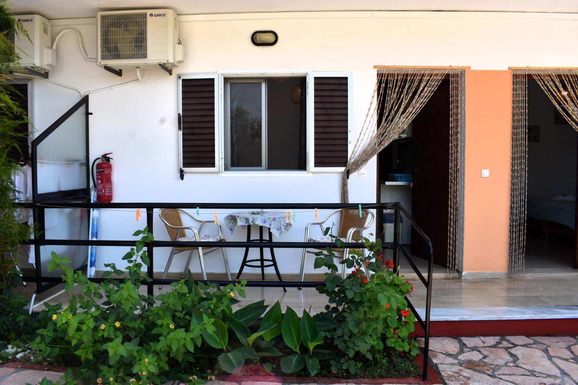 Kostas & Apartment Agios Georgios Pagon